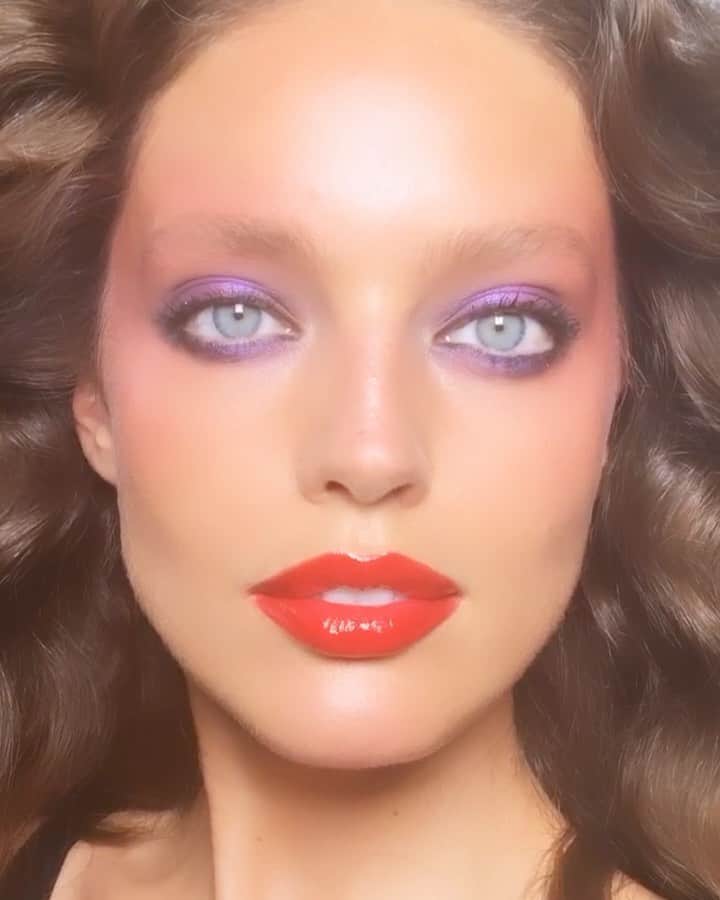 エミリー・DiDonatoのインスタグラム：「70’s disco glam with @erinparsonsmakeup + @maybelline + @kennalandny 💄 Can you tell we like playing dress up together?! 😉」