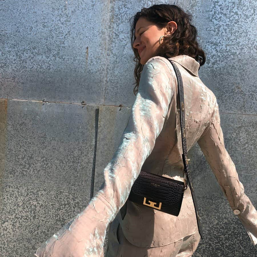 カーラ・デラスさんのインスタグラム写真 - (カーラ・デラスInstagram)「Me and my new Eden bag 🏛@ @givenchyofficial x @fwrd」10月15日 6時37分 - karla_deras