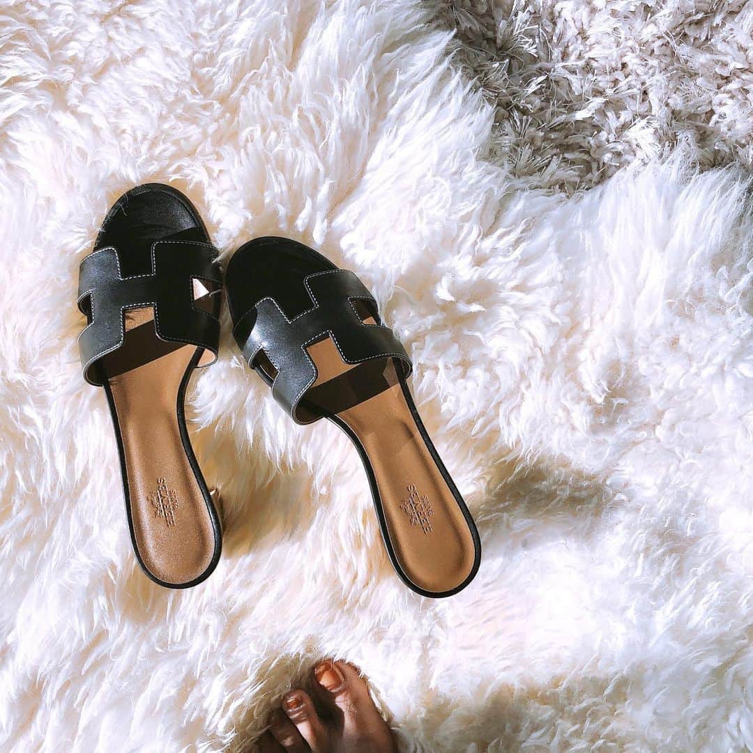 カオルコさんのインスタグラム写真 - (カオルコInstagram)「旅行に履こうと買ったけど、結局履くタイミング逃して箱入りのまま。 すっかり秋。  @hermes #hermes #fashion #sandals」10月15日 6時39分 - ka_ruk_