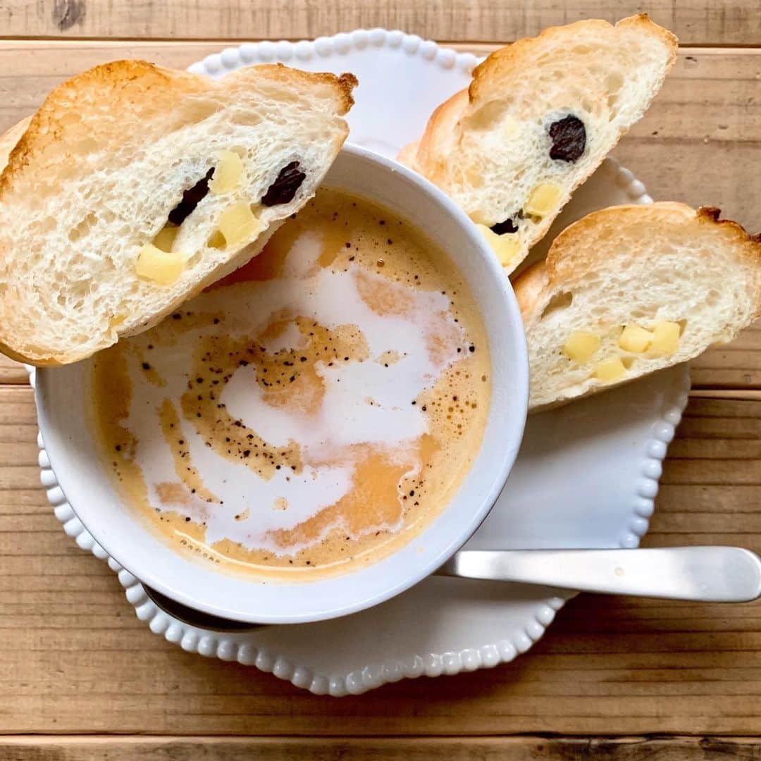 aya*** さんのインスタグラム写真 - (aya*** Instagram)「﻿ 2019.10.15 Tuesday﻿ ﻿ おはようございます☀﻿ ﻿ 友達に教えてもらった美味しいパンと、﻿ かぼちゃスープで朝ごはん♩﻿ ﻿ かぼちゃはこないだのバターナッツかぼちゃを﻿ スープ用に冷凍ストックしといたもの😊﻿ ﻿ ちょっと肌寒くなった朝にアツアツのスープが嬉しい火曜日⤴︎﻿ 今週もよろしくお願いします😊﻿ ﻿ ﻿ #ココノミ#バターナッツかぼちゃ﻿ #団地暮らし#団地#暮らしの記録#おうちごはんLover#朝ごはん#朝ご飯#朝ごパン#スープ#マカロニメイト#暮らし#暮らしを楽しむ#日々#おうちごはん#igersjp#kurashiru#locari#locari_kitchen﻿ ﻿」10月15日 6時50分 - aya_aya1128