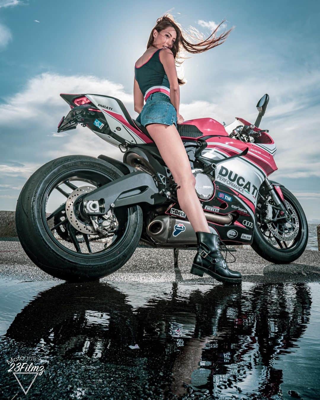 CAMIRAさんのインスタグラム写真 - (CAMIRAInstagram)「久しぶりにふみさんと撮影🔥 強風でしたが、、(笑)Panigaleをかっこよく撮って頂きました😆わーい*\(^o^)/* #パニガーレ #バイク女子 #ハイク #バイクのある生活  #panigale899 #panigale #bike #bikegirl #motocycle #bikelife #motorcycle  #motorcycle_moment  #sportsbike  #supersport #ducatinsta」10月15日 7時02分 - camila.528