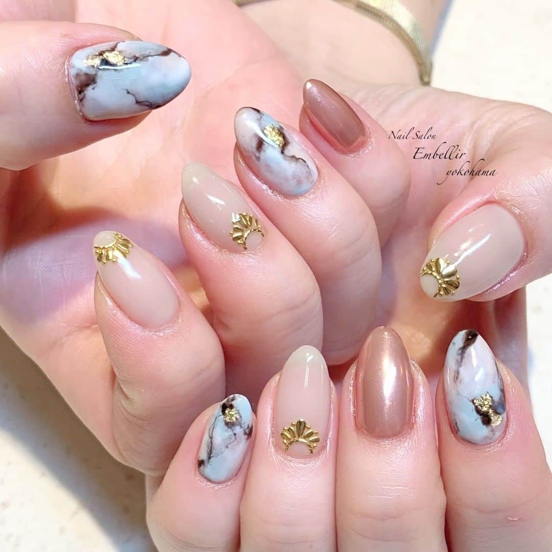 ネイルサロンEmbellir横浜店さんのインスタグラム写真 - (ネイルサロンEmbellir横浜店Instagram)「💅 . . ニュアンスネイル！！ . スタッフさんに旅行用のネイルをお願いしました(*^^)v . #ニュアンス と#ミラーネイル ☆☆ . アクセントにゴールドのスタッズを入れて#エスニック風ネイル に♪ . . ☆ご予約はお電話または、ホットペッパーにて☆ . . アカウントをクリックするとホットペッパーのURLがございます！！是非アクセスしてください！！ . . #オフィスネイル #ネイルサロン #ネイルデザイン  #ネイルアート #女子力ネイル #シンプルネイル  #横浜ネイルサロン #embellir横浜 #アンベリール  #ショートネイル #大人ネイル #トレンドネイル  #おしゃれネイル #大人女子ネイル #人気ネイル  #パラジェル #hpb_nail #ジェルネイル #オータムネイル #💅 #ネイル好きな人と繋がりたい #横浜 #横浜ネイルサロン #秋ネイル  #ニュアンスネイル  #旅行ネイル」10月15日 7時08分 - embellir111