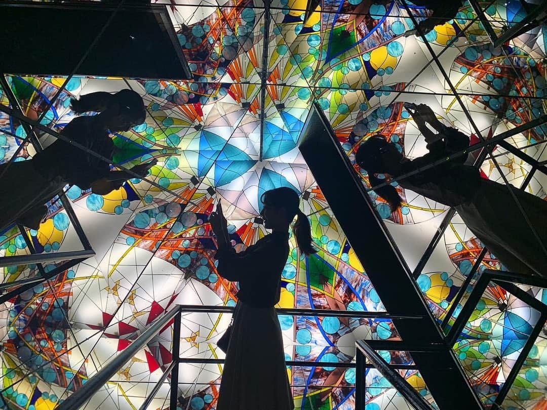 島津咲苗さんのインスタグラム写真 - (島津咲苗Instagram)「おはようございます！  ずっと行きたかった #ガラス美術館 に行った時の写真。万華鏡の中に潜り込んだようでした✨回転しながら変化していく模様が美しく、ずーっと見ていたくなりました。入るまで45分ほど並びましたが、並んでいる最中にも展示があるのであっという間でしたよ☆ . . 今日は東京でロケ。早起きして、もう新幹線のなかです🚅行ってきます！ . . #ガラス美術館 #ガラス美術館三河工芸 #西尾 #西尾観光 #愛知観光 #愛知旅行 #aich #nishio #ガラス工芸 #美術館　#島津咲苗」10月15日 7時09分 - sanae_shimazu