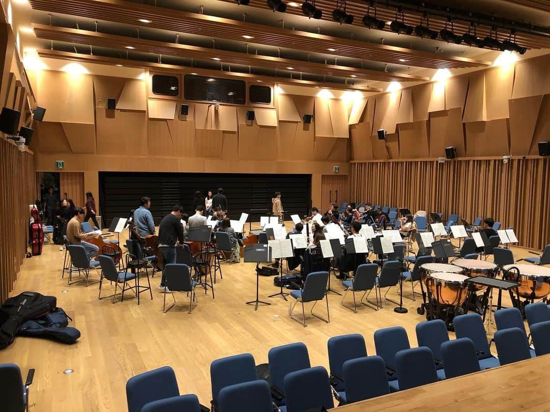 飯森範親さんのインスタグラム写真 - (飯森範親Instagram)「元々アンサンブルDittoとして活動を始めたと言うDitto orchestraは創立10年ほどの若いオーケストラだそうです。とても素晴らしいオーケストラで、練習場もご覧の通り…昨日のリハーサルも効率よく早めに終了‼️今日は韓国で最高のコンサートホールと言われるソウル・アーツセンターで演奏会…テレビ収録も行われます‼️」10月15日 7時14分 - iimorimaestro