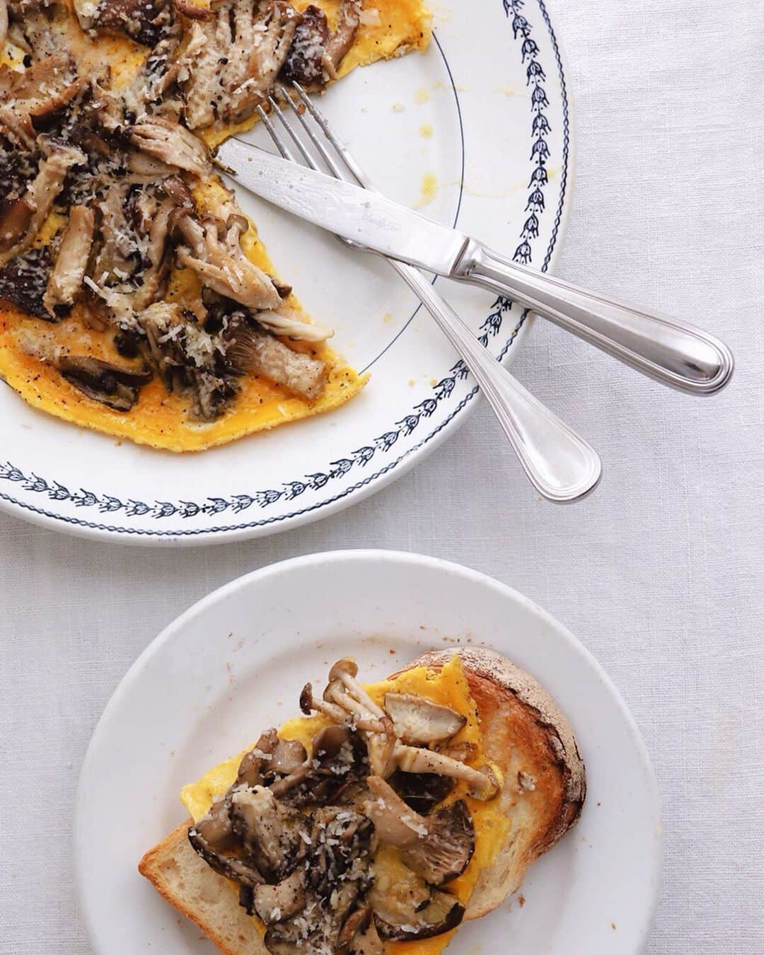 樋口正樹さんのインスタグラム写真 - (樋口正樹Instagram)「Mushroom omelette . 今日の朝ご飯は きのこオムレツ。 薄焼きした卵と きのこのソテー、 チーズを組合せ、 切り分けてから トーストの上に。 . きのこは４種類、 椎茸、エリンギ、 しめじ、舞茸を 少し天日干しで。 . #オムレツ #きのこオムレツ #きのこの日 #Mushroomomelette #omelette」10月15日 7時27分 - higuccini