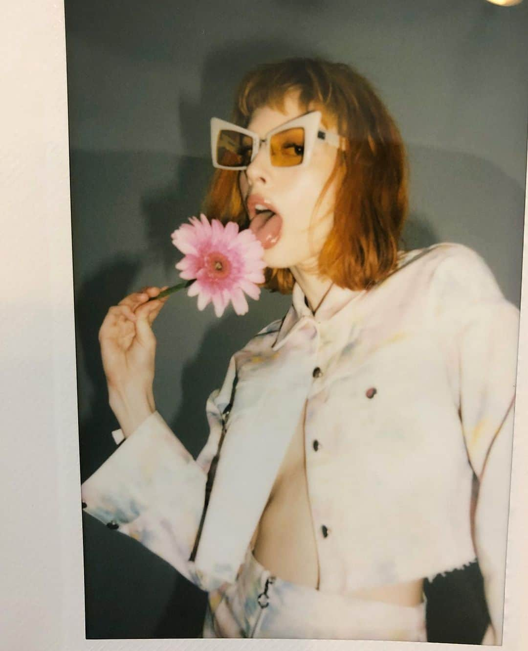 シャーロット・ケンプ・ミュールさんのインスタグラム写真 - (シャーロット・ケンプ・ミュールInstagram)「Had some debauched fun at Desert Daze festival. My pals Claypool Lennon Delirium, The Black Angels, Flaming Lips and Temples crushed it. Was blown away to see Devo and Flying Lotus live, too. Here are some BTS polas from a @forloveandlemons shoot a few days ago...coming soon! 🌸」10月15日 7時34分 - charlottekempmuhl