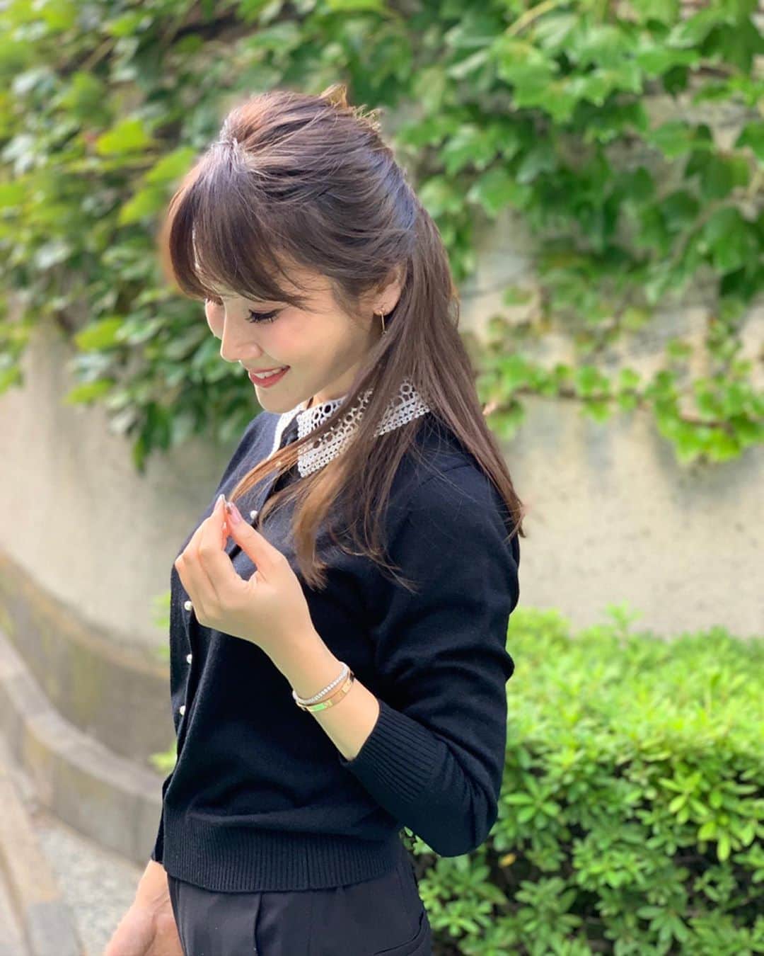 のインスタグラム：「・ ・ ここのところ ずっと同じヘアカラーをリピートリピート♬ ・ そして今回は少し前髪もカット✂️ ・ たかが前髪…と思いがちだけど 顔まわりは一番印象を左右するパーツ！ ・ @abbeyodaji のフェイスラインカットは 全てが計算しつくされていて 自分でもスタイリングしやすくしてくれるところが 本当にさすがだといつも感じてます˚⁎⁺˳✧༚ ・ 2枚目は今回も小田嶋さんの七変化🥴 楽しくていつも笑いっぱなしのサロンタイム💇‍♀️ ありがとうございます*** ・ ・ #haircolour #hairstyles #hair #haircut #hairsalon #abbey #アビー #ヘアサロン #ヘアカラー #ヘアスタイル #前髪 #前髪カット #表参道 #美容室 #美容院 #美容」