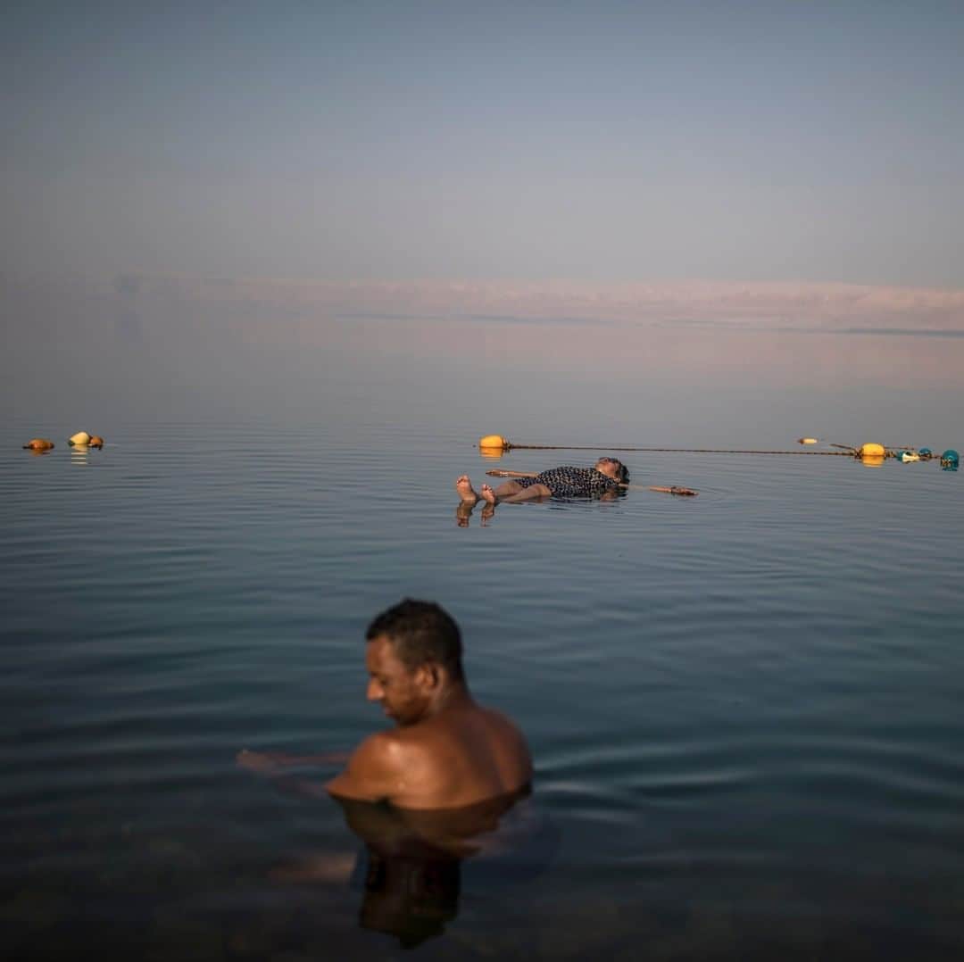 ナショナルジオグラフィックさんのインスタグラム写真 - (ナショナルジオグラフィックInstagram)「Photo by Muhammed Muheisen @mmuheisen | A woman enjoys floating in the Dead Sea in Jordan. For more photos and videos from different parts of the world, follow me @mmuheisen and @mmuheisenpublic #muhammedmuheisen #deadsea #الاردن」10月15日 7時35分 - natgeo