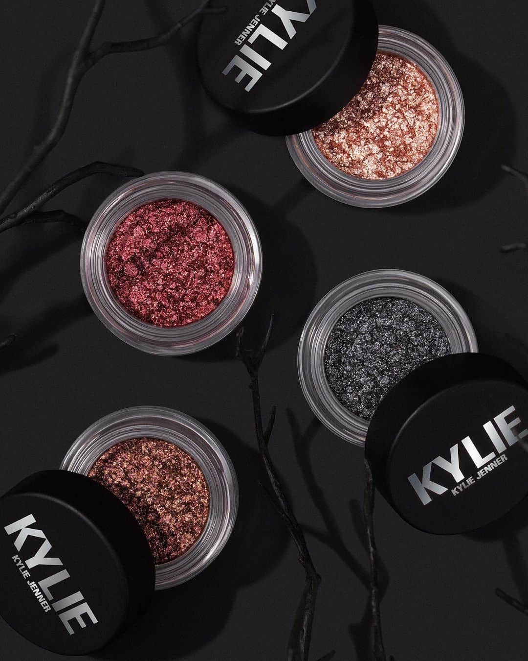 Kylie Cosmeticsさんのインスタグラム写真 - (Kylie CosmeticsInstagram)「NEW FALL SHIMMER EYE GLAZES 🍂 meet More Pie Please, Coffee Bean, Burnt Sienna and Brown Sugar ✨ launching Friday 10.18 9am pst on KylieCosmetics.com」10月15日 7時36分 - kyliecosmetics