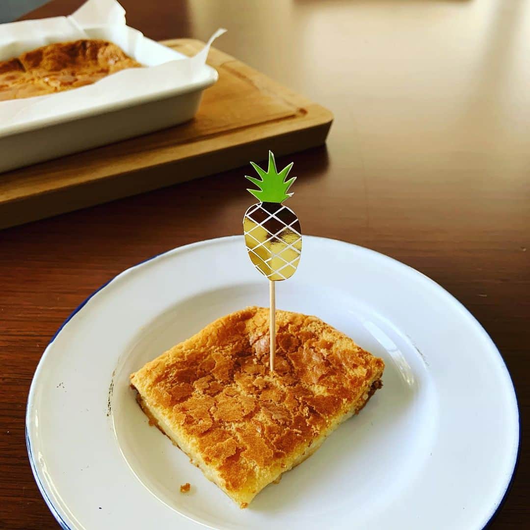 のインスタグラム：「おやつにバター餅を焼く。バター餅とはハワイの家庭で食べられている素朴なお菓子。本来は餅粉を使うところを白玉粉にしたので、ハワイで　@mayahawaii325  が作ってくれたものよりふわっとはしているが薄くて頼りない。それでも柔らかもちっと美味しい。  そしてWANI BOOKOUT のweb連載が更新されました。今回のテーマは先月遅い夏休みで滞在したハワイでの食事について。ハワイに行く予定のある方もない方もご一読頂けたら嬉しいです！リンク先はプロフィールからどうぞ。 #バター餅 #arikoの生活」