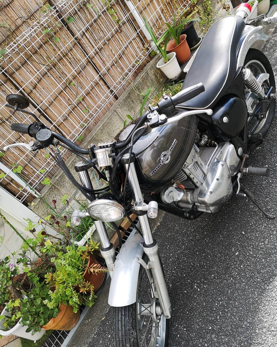 なだぎ武さんのインスタグラム写真 - (なだぎ武Instagram)「大阪時代、約10年間くらい私の足となってくれたバイクと今お別れした。。東京行って全然動かしてなかったので申し訳なかったな～。。。最後のまたぎ😄走距離、17811キロ。いっぱい思い出作ってくれた相棒よ！ありがとー！🏍️ #さよならバイク  #相棒」10月15日 13時06分 - nadagigigi