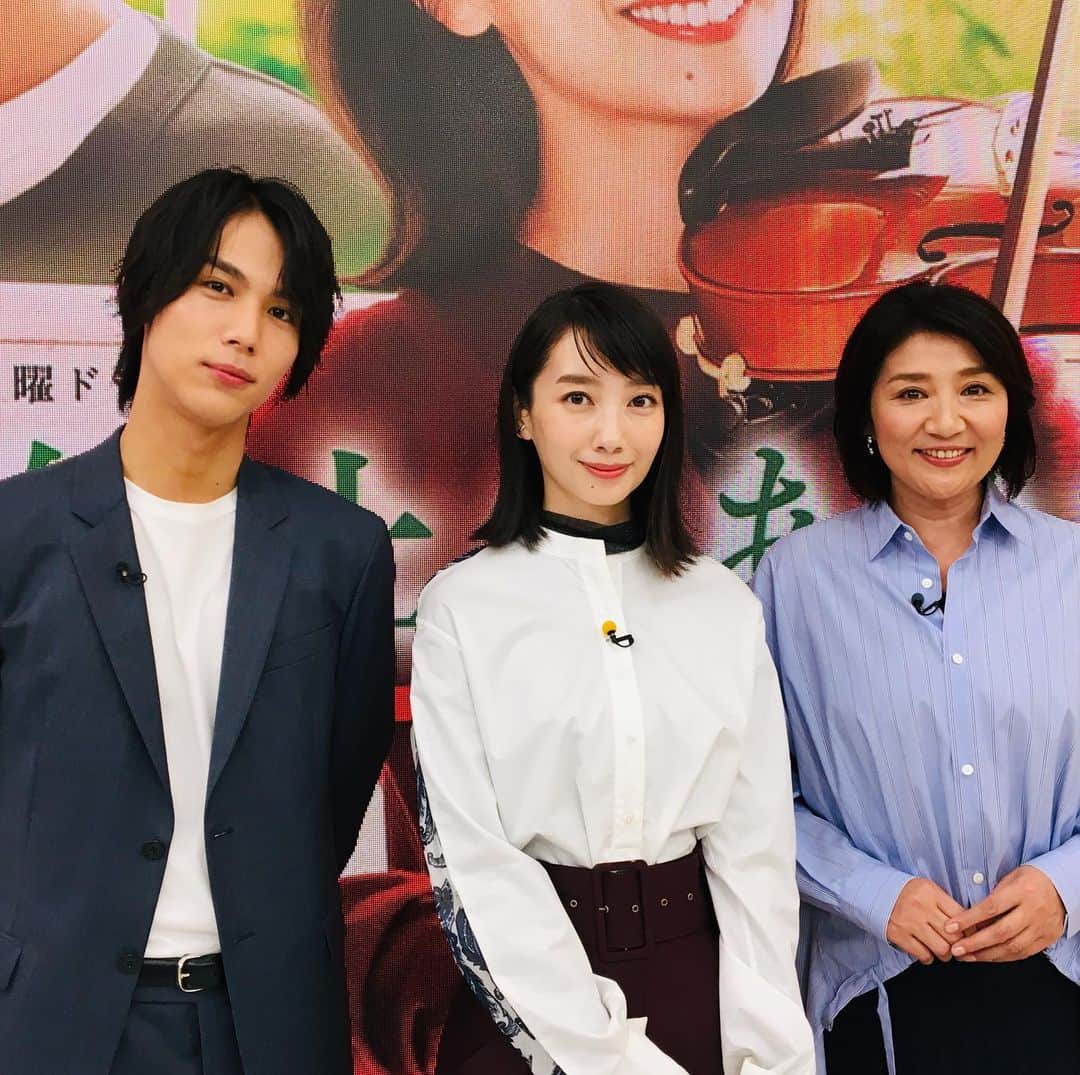 【公式】G線上のあなたと私のインスタグラム：「. 本日よる10時からは！ #G線上のあなたと私 第1話の放送です🎻💕 . 今日は朝から色々な番組に出演してますよー😆 この後もまだまだ電波ジャック続きます‼️ . 📢ひるおび！10時25分～ 📢ゴゴスマ ごご1時55分～ 📢Nスタ ごご3時49分～ 📢クイズ！オンリー1 よる7時～ . #TBS #波瑠  #中川大志  #松下由樹  #10月15日よる10時スタート #皆さんお楽しみに！」