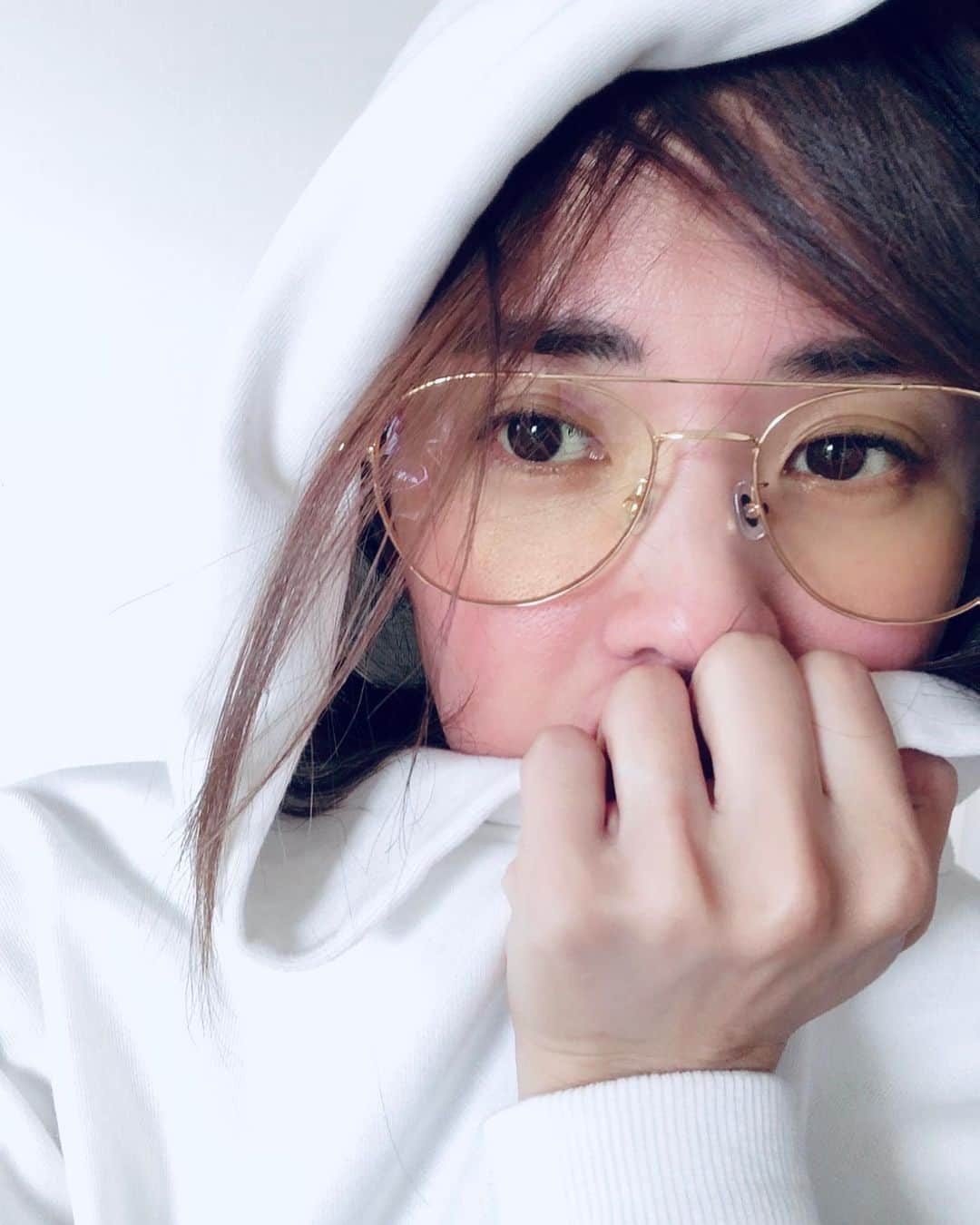 のインスタグラム：「暗いサングラスをかけるような天気じゃない時はこの黄色いメガネかけてます。 紫外線カットのカラーメガネ。 @jins_japan で8000円くらい。 軽くて視界にストレスもなし。 この季節はスッピンでこのメガネかけてパーカーで近所ウロウロしてますかね。 かける理由は白眼のくすみとシミを防ぐため。 白眼のシミって絶対消せないんですよ。 消す治療も今はない。 だから防ぐしかない。 そして今もうあるので、これ以上増やしたくないです。 眼球の日焼け止めってやつですね。 #保育園送りに行く直前 #ギリギリまでホットコーヒー #そんな季節になりました #パーカーは　@norc.jp です」