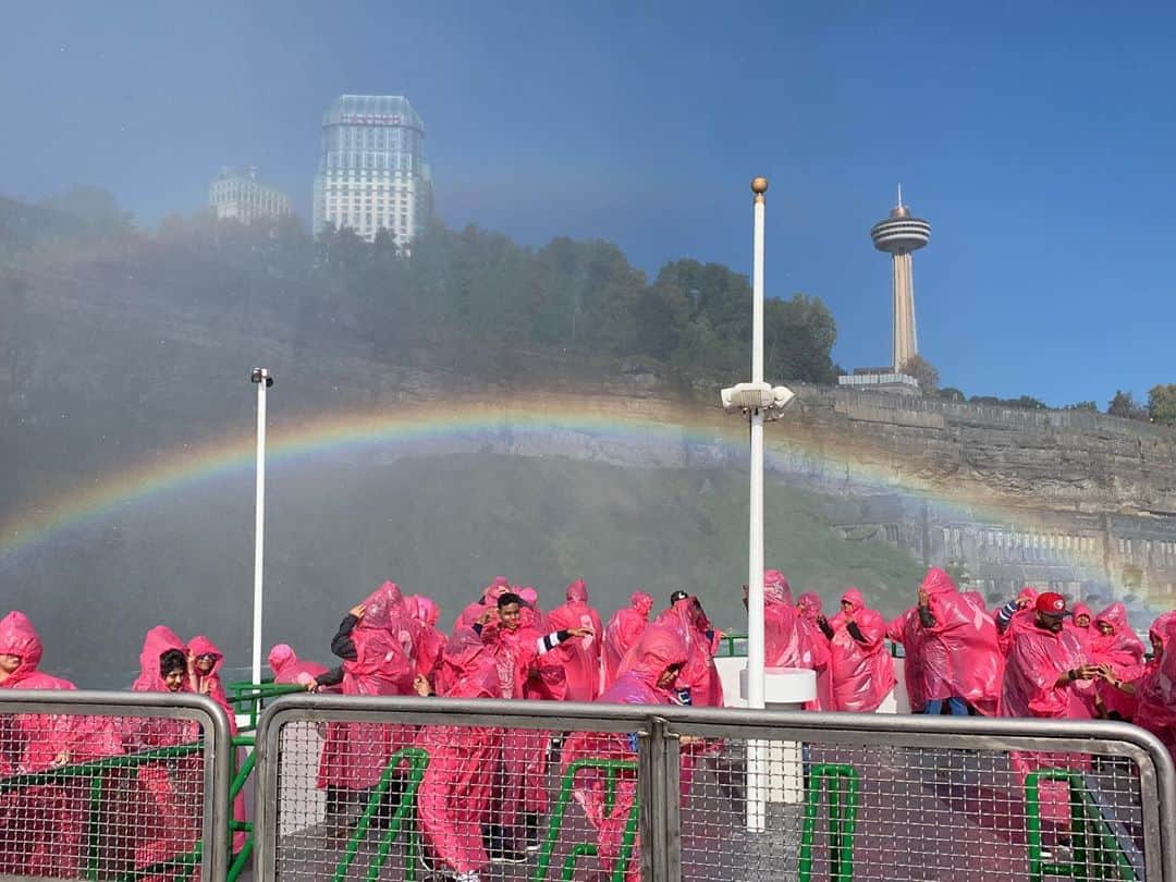 橋本マナミさんのインスタグラム写真 - (橋本マナミInstagram)「とーーっても綺麗で迫力あった#カナダ　#ナイアガラの滝　💕お天気も良くて快晴！そして何個もの虹もみれました🌈 やはり自然は生で触れるのが一番いいですね！とにかく癒された🥰また行きたいな #ニューヨーク　#思い出」10月15日 13時10分 - manami84808
