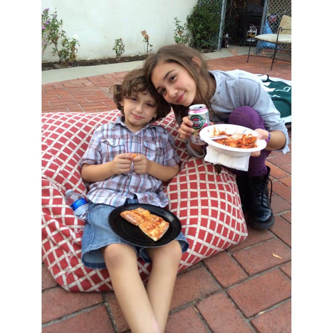 オーガスト・マトゥーロのインスタグラム：「October 2013 - the first time I celebrated your birthday with you. You turned 12 and now I’m 12!! 😮 I can’t believe you’re 18! You’re an adult!! (YOU GET TO VOTE! YAY!)You will always be my big sister. I love you so much. Have fun in Canada on your new show! Love August ❤️」