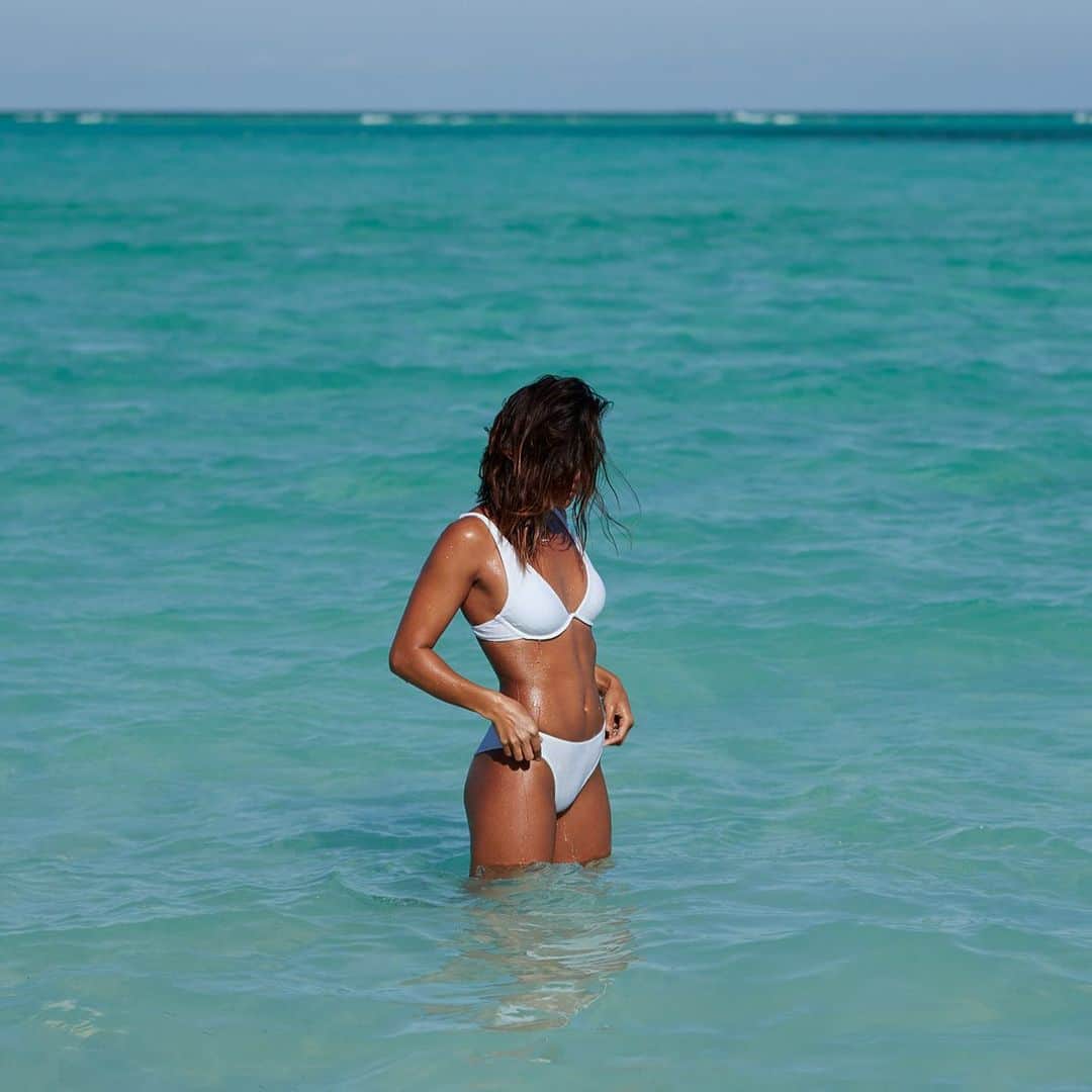 ケリア・モニーツさんのインスタグラム写真 - (ケリア・モニーツInstagram)「My #1 beach essential a white bikini! No lies. Actually only lie is this photo was taken a year ago, rip @tacticalstrength_hawaii body.... hahaha @roxy pc:  @ryanheywood.」10月15日 7時55分 - keliamoniz