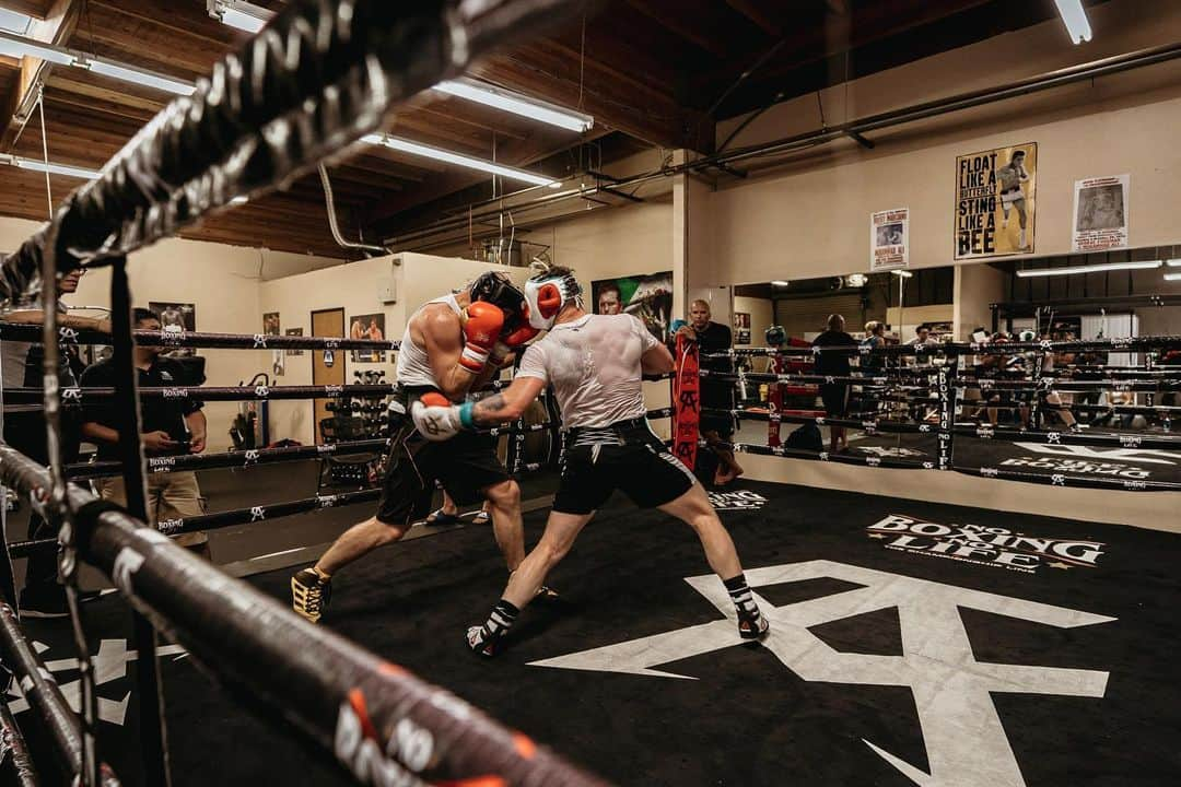 サウル・アルバレスさんのインスタグラム写真 - (サウル・アルバレスInstagram)「🇲🇽 Sparring para comenzar la semana. ⠀⠀⠀⠀⠀⠀⠀⠀⠀ 🇺🇸 Sparring to get the week started. #CaneloKovalev」10月15日 8時00分 - canelo