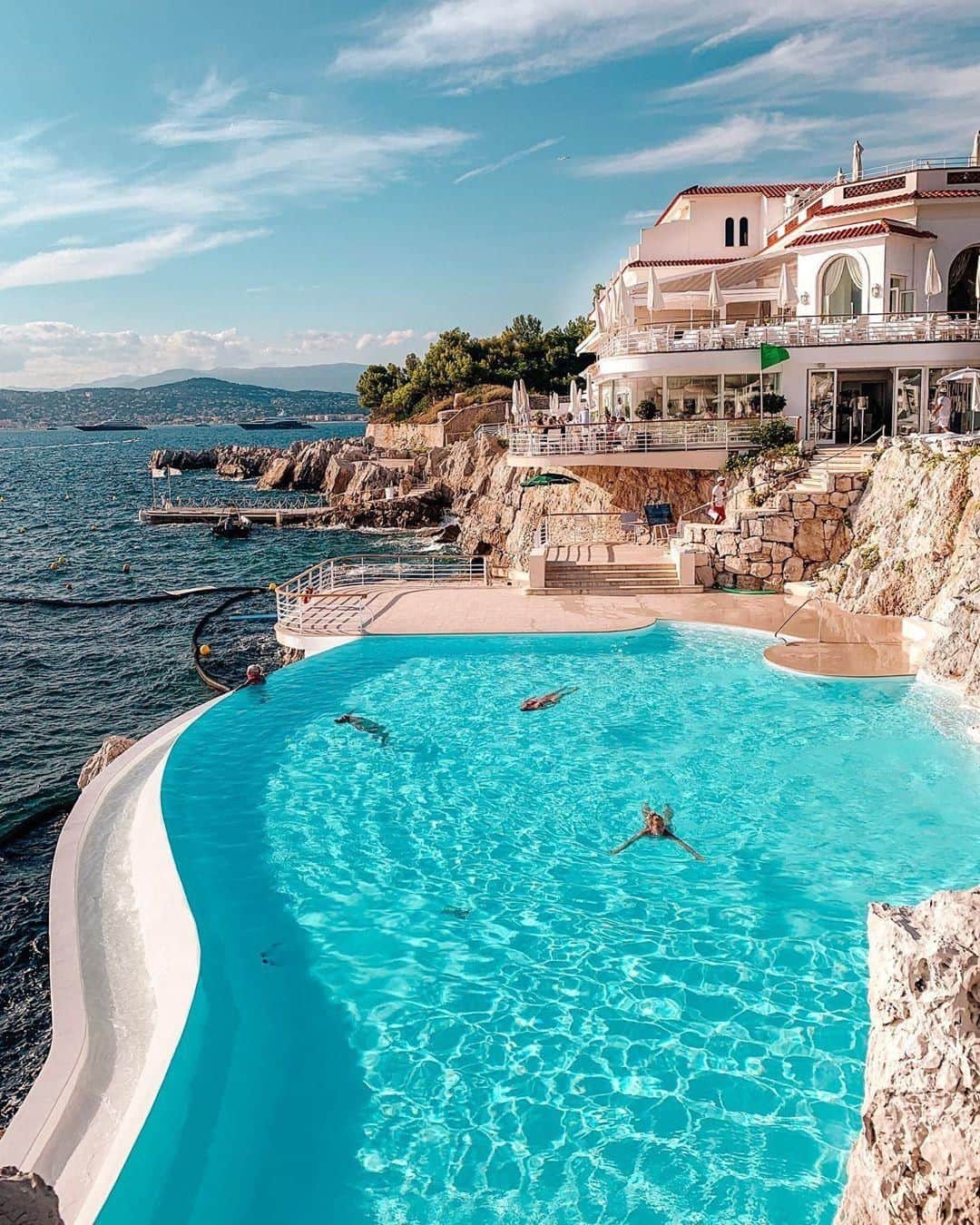 BEAUTIFUL HOTELSさんのインスタグラム写真 - (BEAUTIFUL HOTELSInstagram)「With pool views this beautiful we might just stay in there all day! But then again we couldn't pass up any time exploring the French Riviera either! Oh such difficult decisions 😉😁 What would you do? (📸: @lindsaysilb 📍: Hôtel du Cap-Eden-Roc @hotelducapedenroc)」10月15日 8時03分 - beautifulhotels