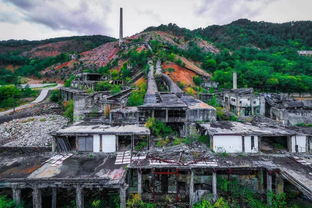 啝 （わ）のインスタグラム：「Abandoned Mine 𓆲 𓆲 𓆲 #droneoftheday #djimavicpro #djiglobal #drone #dronephotography #dronestagram #dji #topdronephotos #fromwhereidrone #wedroneasia #droneosoar #skyhilife  #japan_urbex #JJ_URBEX #jp_gallery #kf_urbandonedmasks #KINGS_ABANDONED #m3xtures #Meistershots #moodygrams #nature_takes_over #natures_reclaim #ominous_perfection #pr0ject_uno #rsa_preciousjunk #savethedecay #sfx_decay」