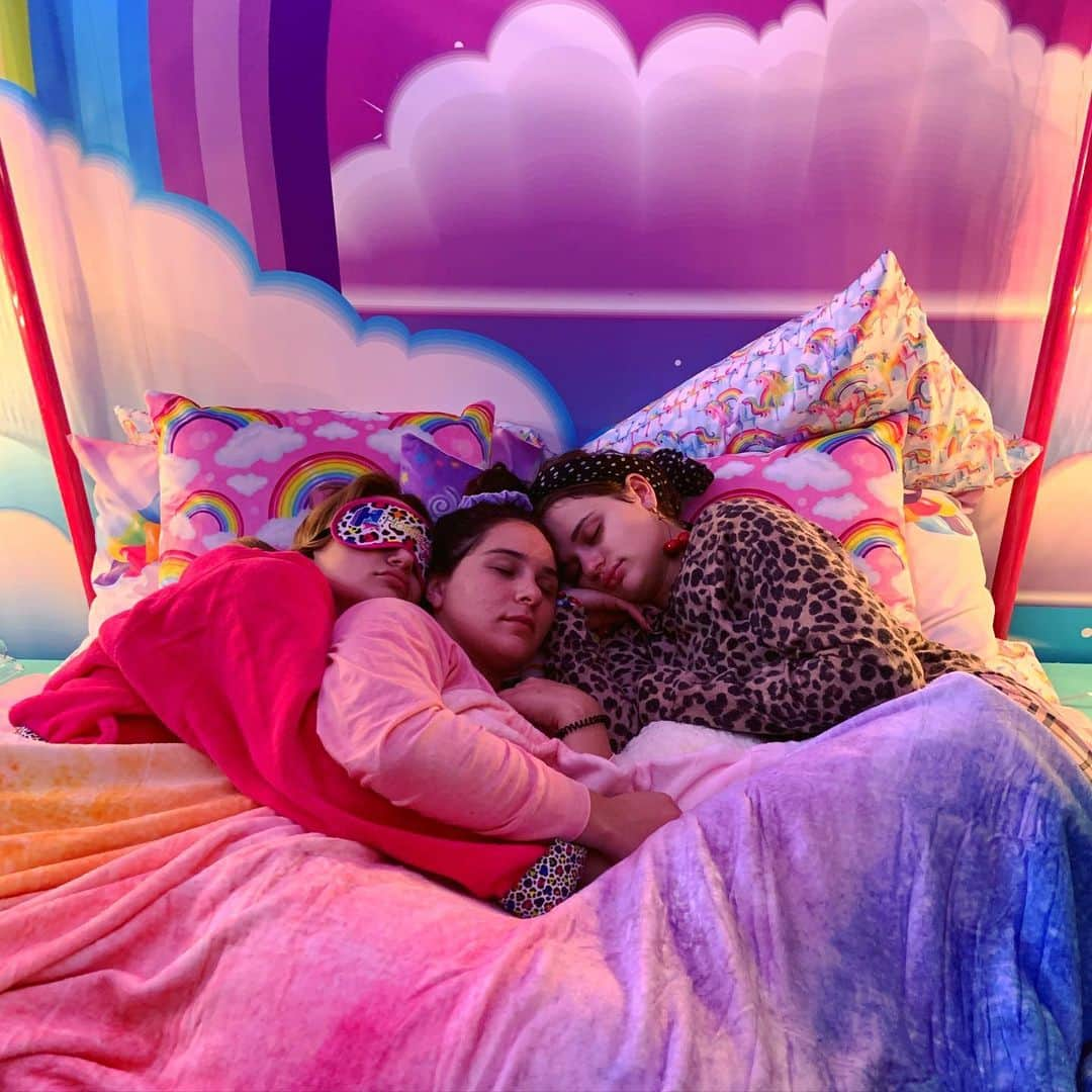 ジョーイ・キングさんのインスタグラム写真 - (ジョーイ・キングInstagram)「LISA FRANK THEMED SLEEPOVER FOR AN EARLY BIRTHDAY CELEBRATION FOR HUNTER AKA THE LITERAL GREATEST NIGHT OF OUR LIVES!!!!!!! LIKE ARE YOU KIDDING ME?! LOOK AT THIS PLACE IM DANCING WITH A DOLPHIN MASK ON  @hotelsdotcom」10月15日 8時12分 - joeyking