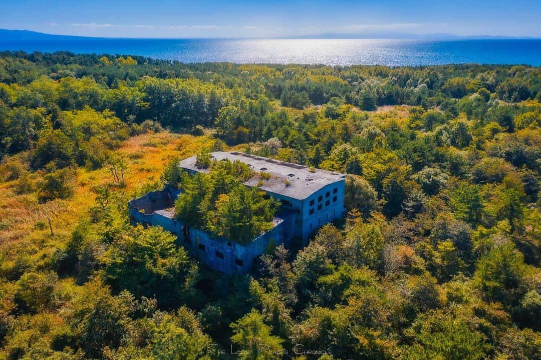 啝 （わ）のインスタグラム：「Abandoned Refinery in Autumn 𓆲 𓆲 𓆲 #droneoftheday #djimavicpro #djiglobal #drone #dronephotography #dronestagram #dji #topdronephotos #fromwhereidrone #wedroneasia #droneosoar #skyhilife  #japan_urbex #JJ_URBEX #jp_gallery #kf_urbandonedmasks #KINGS_ABANDONED #m3xtures #Meistershots #moodygrams #nature_takes_over #natures_reclaim #pr0ject_uno #rsa_preciousjunk #savethedecay #紅葉 #紅葉狩り」