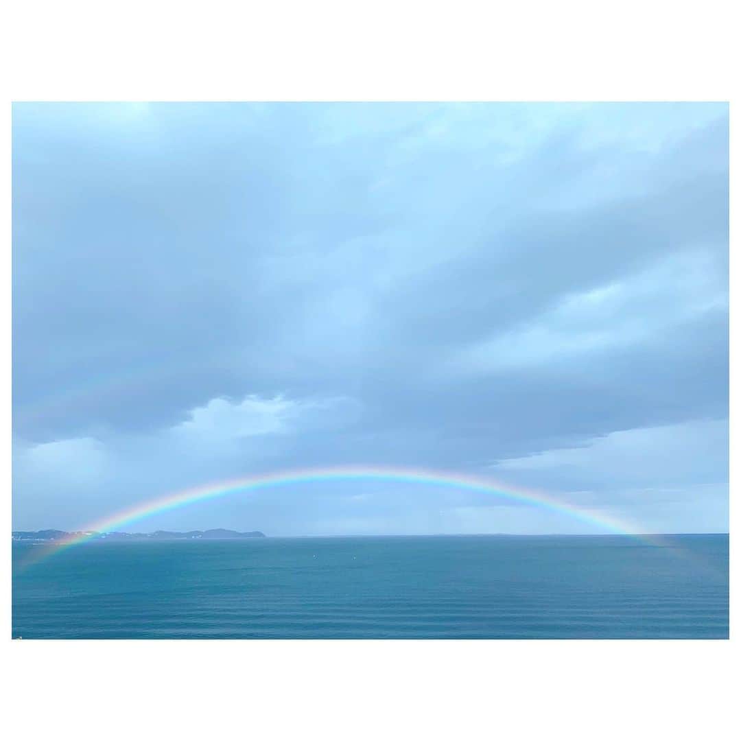 のインスタグラム：「gm☻ 写真はいつかみた虹。 日本の海でこんなに大きくダブルで虹を見たのは初めてかも。 いつも癒しをくれる自然。 でも、時に人はその自然の違う姿に驚かされ、傷つく。 大丈夫でしょ。がもう大丈夫ではなく。 これからはもっとうまく自然と共存していかなければならないんだなと感じた週末でした。 ありきたりな言葉になってしまうけれど、被害に遭われた方に1日でも早く笑顔が戻ることを願っています。🙏 そんな大変な1日だった翌日に日本のラグビーに感動をもらった人はたくさんいるはず。 まさかのラグビーに興味なかった私も大興奮。 そりゃこのまま優勝してほしいけども😆 結果だけではなく日本ラグビーがたくさんの人にまた感動とパワーをくれる試合をしてくれるはず。 あとね、辛くなるニュースばかりの合間に台風で最後の試合が中止になり残念ながら敗退が決まったカナダの選手の方々が被災した釜石市にそのまま残りボランティア活動をしてくれたっていうのをみてほっこりした。 素敵だね。 私は日曜のラグビーを楽しみに明日から始まる展示会頑張ります💪」