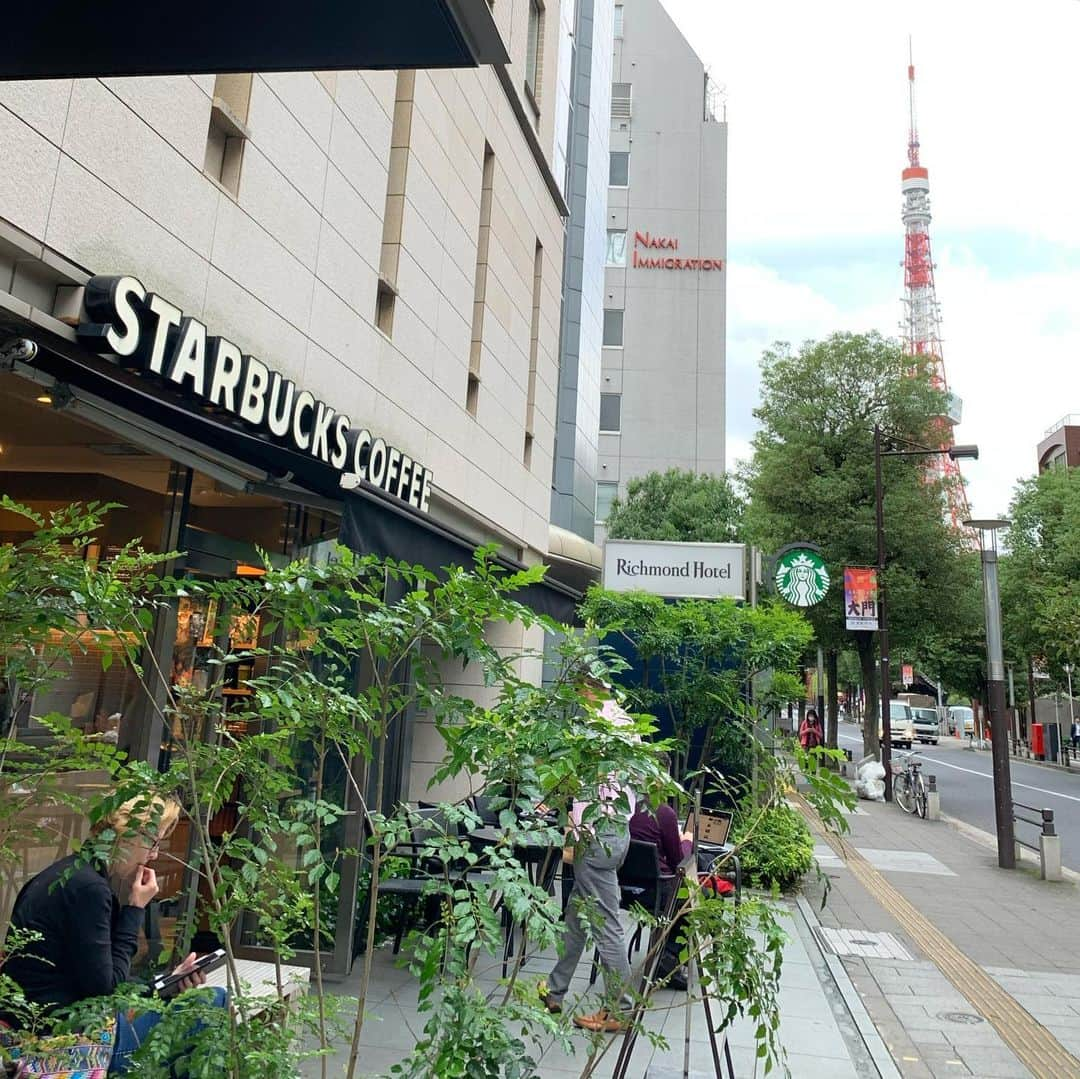 くろさんのインスタグラム写真 - (くろInstagram)「たわ！ #🗼 #tokyotower #東京タワー #増上寺 #zojoji #tokyo_instagram #starbucks #starbuckscoffee #starbucksjapan #starbuckscoffeejapan スタバ #スターバックス #スターバックスコーヒー #東京タワーの見えるスタバ #東京タワーの見えるお店 #芝大門店 #スターバックスコーヒー芝大門店 #☕️🗼」10月15日 8時24分 - m6bmw