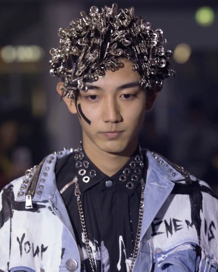 のインスタグラム：「#fashionshow#designer @i_chanu_m_acuod  this time I create head shape with clips !!!☆*:.｡. o(≧▽≦)o .｡. 🔗🔗🔗🔗🔗🔗🔗🔗🔗🔗🔗🔗🔗 #hair @ryojiimaizumi #make @torusakanishi #style @go_momosee #model @maki.niahiyama50 @exile_nesmith_official @fujii.karen____official @airi1226_official @alisa_urahama @iamyoooooooooo @_kita_0130_ #fashionshow#designer @i_chanu_m_acuod  this time I create head shape with clips !!!☆*:.｡. o(≧▽≦)o .｡. 🔗🔗🔗🔗🔗🔗🔗🔗🔗🔗🔗🔗🔗🔗🔗 #hair @ryojiimaizumi #make @torusakanishi #style @go_momosee #model @maki.nshiyama50 @exile_nesmith_official @fujiii.karen___official @airi1226_official @arisa_urahama @iamyoooooooooo @_kiita_0130_  #大波乱の復活劇#本当良かった」