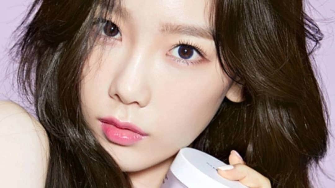 Корейская Косметика SEOULさんのインスタグラム写真 - (Корейская Косметика SEOULInstagram)「Ваш следующий священный Грааль Banila Co прибыл! Этот облегчающий жажду крем интенсивно увлажняет вашу кожу, наполняя высушенные клетки очень необходимой гидратацией, чтобы разглаживать, пухнуть и, возможно, даже создавать неуловимую «стеклянную кожу». Обогащенный экстрактами мяты, базилика и листьев нима вместе с ниацинамидом, этот крем для ежедневного использования оживит вашу кожу, придав ей более отдохнувший сияющий цвет лица. Этот питательный, но в то же время легкий крем, наполненный любящими кожу компонентами, мгновенно впитывается, обеспечивая гладкую, мягкую и упругую кожу. 👌Это нечто среднее между сывороткой и вашим обычным кремом. Разница лишь в том, что в отличие от сыворотки бустер проникает чуть глубже, может использоваться как самостоятельный продукт и имеет более высокую концентрацию активных ингредиентов. Как и крем, бустер для лица содержит липидную фазу (удерживает влагу в коже), но у него более невесомая текстура. Благодаря этому он сочетается с другими видами косметических продуктов, усиливая эффект от их применения. Так, добавив пару капель бустера в свой обычный уход (маску, сыворотку или крем), вы превратите привычное средство от морщин в мощное терапевтическое оружие направленного действия.」10月15日 8時36分 - luxe_k_cosmetics