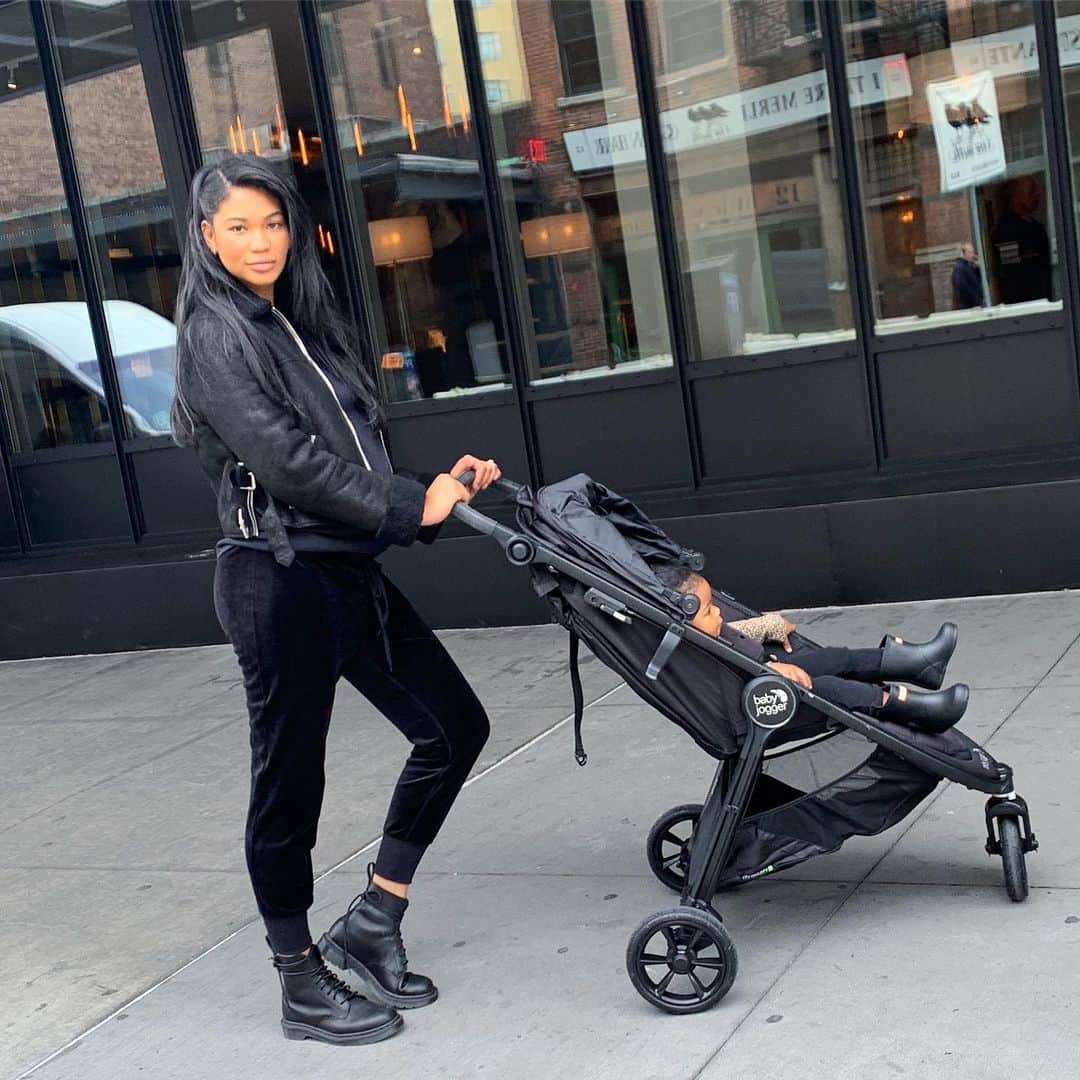 シャネル・イマンのインスタグラム：「I love when I get the chance to come into the city to shop! It’s always a challenge to get out the door with Cali, but my @babyjogger City Mini GT2 makes it effortless. I love how easy it is to fold and how safe and comfortable Cali is when she’s in it. The three wheel stroller glides evenly and is light to push so I can hit all the stores in no time. The design is perfect for a mom on the go because it’s the easiest stroller to operate and store compared to others I’ve used. It’s available now at @buybuybaby! #BabyJogger #buybuybaby #ad」