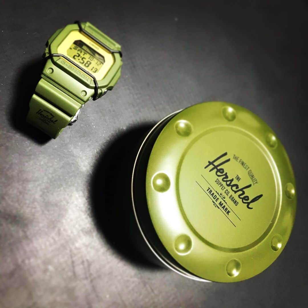 宇野薫のインスタグラム：「ハーシェル サプライ×G-SHOCK  G-LIDEシリーズははじめてかも。 マットなアーミーグリーンとガンメタのバンパーがいいです。  #herschel #herschelsupply #herscheljapan #casio #gshock  #ハーシエル　#カシオ　#gショック」