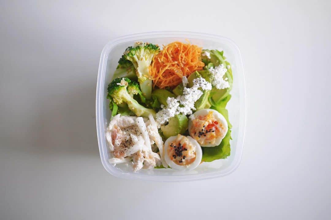 Risako Yamamotoさんのインスタグラム写真 - (Risako YamamotoInstagram)「本日彩り寂しめサラダ🥗笑 ・ 大根と鶏ささみはマヨネーズと梅で和えました♥️ 大好きなアボカドは上からカッテージチーズをかけて👌🏽💭 ・ カッテージチーズは高タンパク低カロリーの優秀食品🙂♡👏🏻 ・ ・ #お弁当 #salad #サラダ #サラダランチ #slohasholic #bpafree  #bpaフリー #sistema #sistemaplastics #healthylifestyle #eatclean #わっちのサラダ　#mysistema #wacchiskitchen」10月15日 9時13分 - risako_yamamoto