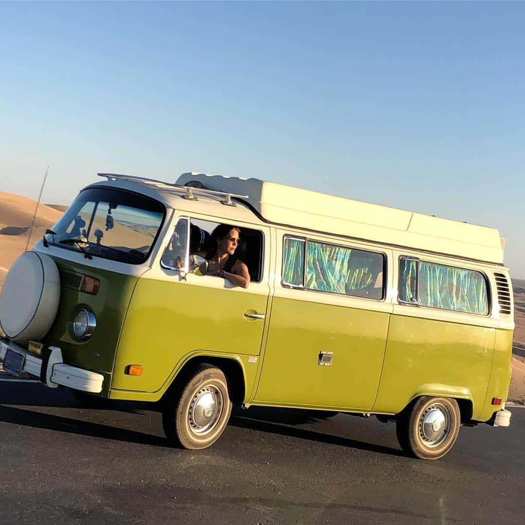 テリー・ハッチャーさんのインスタグラム写真 - (テリー・ハッチャーInstagram)「Had a great weekend filming #vantherapy on my way to #phoenix for @uwexpo Thanks for having me! Met so many great women, And had some incredible adventures on the way. #laughs #friends #crew #inspired #connections #roadtrips #saltonsea #arizona #salvationmountain #sunsets #lostandfound #memyselfnandImokay」10月15日 9時13分 - officialterihatcher