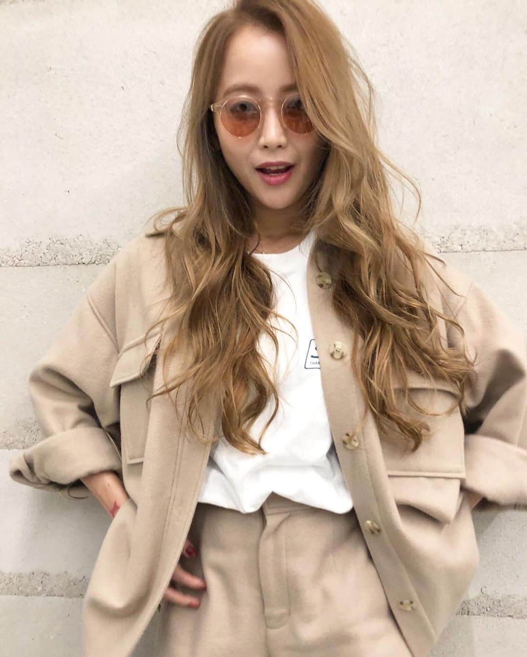 のインスタグラム：「今回はいつもより明るくしてみた〜 注文は明るくして〜 だけ。笑 あとは積ちゃんに全てお任せだよ〜☺️ 積ちゃんいつもありがとう〜❗️ ・ 髪の毛長くなったし、プロフィールの写真変えた方がいいのかな〜🤨 #席すぺ」