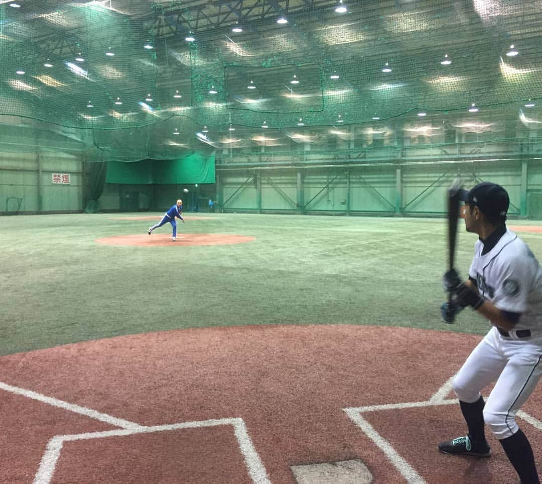 ニッチロー'さんのインスタグラム写真 - (ニッチロー'Instagram)「昨日はそうすけさんととある撮影⚾  初めてバッターボックスでそうすけさんの球を体験しましたがさすが元プロ野球選手という球筋でした！  プロvs素人  でも打ちにいきました。  #そうすけ さん #ニッチロー’ #野球 #ベースボール #baseball」10月15日 9時48分 - nicchiro5.1