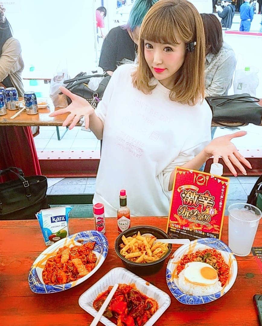 梁愛美さんのインスタグラム写真 - (梁愛美Instagram)「#激辛アイドル #梁愛美 です 🐰🌶🌶 ❥ ❥ キャッチコピーは #タバスコは飲み物です。🌶🌶🌶 ❥ ❥ #激辛グルメ祭り ~春~🌶🌶 ❥ ❥ 毎年楽しみにしてる大好きな激辛グルメ祭り🙋🌶 ❥ ❥ でも…何処の店舗さんも辛くないのでタバスコと一味は毎回持参します🙌🔥🔥🔥 ❥ ❥ 大規模イベントになって嬉しいなぁ😊🔥🔥🔥 ❥ ❥ #辛くない ❥ ❥ 【TV出演📺🌶】 ❥ ❥ ・日本テレビ『二ノさん！』 ・フジテレビ系列『ちょっとザワつくイメージ調査 もしかしてズレてる？』 ・フジテレビ系列『お客様は知っている！』 ・読売テレビ『大阪ほんわかテレビ』 ・関西テレビ『お笑いワイドショーマルコポロリ！』 ・毎日放送『魔法のレストラン』 ❥ ❥ 【経歴🌶】 ❥ ❥ ・ #鳥一代 恵比寿☞激辛チャレンジ完食(完食で飲食代無料。) ・ #ソウルフードバンコク 池尻大橋☞激辛チャレンジ完食(完食で飲食代無料。) ・ #地獄の担担麺 由比ヶ浜☞激辛チャレンジ完食(完食で飲食代無料。) ・#ももてつ 名古屋 ☞激辛チャレンジ完食(無料券GET。) ・ #味覚 新橋☞激辛石焼麻婆豆腐完食(新記録更新。) ・ #イエローカンパニー 恵比寿☞圏外バリ3完食(ピッキーヌまで完食者として名前飾って頂いてます。) ・ #赤い壺 表参道☞激辛チャレンジ完食(完食者として表彰状飾って頂いてます。) ・ #ロビンソンクルーソーカレーハウス 北品川☞13010倍カレー完食(新記録更新。完食者として名前飾って頂いてます。) ・#まぜそば三ツ星 恵比寿☞激辛チャレンジ 15ネロ完食(完食者として名前＆写真飾って頂いてます。) ・ #SHANTI 渋谷☞MAX40ボーガを400ボーガに変更して完食 ・  #辛いもんやギロチン 大阪☞GOD完食 ・ #一輪 渋谷☞とんでもねぇ〜完食 ・ #赤から 渋谷☞赤から鍋 裏メニュー20番完食 ・ #ダルマット 六本木☞アラビアータ 激辛裏メニュー完食 ・ #蒙古タンメン中本 目黒☞北極×10倍完食 ・ #ドミニカ 新宿☞10倍完食 ・ #心 渋谷☞100倍完食 ・ #CoCo壱 恵比寿☞10辛完食 ・ #味仙 名古屋☞イタリアン完食 ❥ ❥ 今まで食べれなかった物はありません🙌🌶🌶🌶 ❥ ❥ 挑戦者(お店)募集中🙋🌶🌶🌶 ❥ ❥ #激辛 #激辛女王 #激辛好きさんと繋がりたい #プラチナムプロダクション #platinumproduction #aimiryou」10月15日 9時59分 - aimispicy