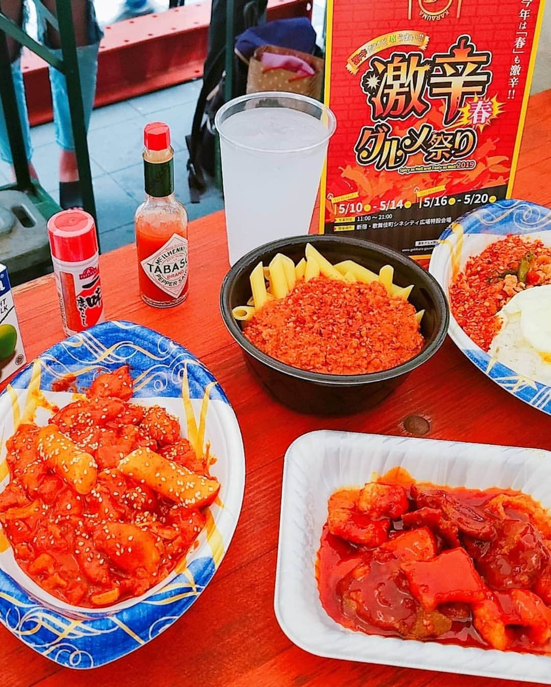 梁愛美さんのインスタグラム写真 - (梁愛美Instagram)「#激辛アイドル #梁愛美 です 🐰🌶🌶 ❥ ❥ キャッチコピーは #タバスコは飲み物です。🌶🌶🌶 ❥ ❥ #激辛グルメ祭り ~春~🌶🌶 ❥ ❥ 毎年楽しみにしてる大好きな激辛グルメ祭り🙋🌶 ❥ ❥ でも…何処の店舗さんも辛くないのでタバスコと一味は毎回持参します🙌🔥🔥🔥 ❥ ❥ 大規模イベントになって嬉しいなぁ😊🔥🔥🔥 ❥ ❥ #辛くない ❥ ❥ 【TV出演📺🌶】 ❥ ❥ ・日本テレビ『二ノさん！』 ・フジテレビ系列『ちょっとザワつくイメージ調査 もしかしてズレてる？』 ・フジテレビ系列『お客様は知っている！』 ・読売テレビ『大阪ほんわかテレビ』 ・関西テレビ『お笑いワイドショーマルコポロリ！』 ・毎日放送『魔法のレストラン』 ❥ ❥ 【経歴🌶】 ❥ ❥ ・ #鳥一代 恵比寿☞激辛チャレンジ完食(完食で飲食代無料。) ・ #ソウルフードバンコク 池尻大橋☞激辛チャレンジ完食(完食で飲食代無料。) ・ #地獄の担担麺 由比ヶ浜☞激辛チャレンジ完食(完食で飲食代無料。) ・#ももてつ 名古屋 ☞激辛チャレンジ完食(無料券GET。) ・ #味覚 新橋☞激辛石焼麻婆豆腐完食(新記録更新。) ・ #イエローカンパニー 恵比寿☞圏外バリ3完食(ピッキーヌまで完食者として名前飾って頂いてます。) ・ #赤い壺 表参道☞激辛チャレンジ完食(完食者として表彰状飾って頂いてます。) ・ #ロビンソンクルーソーカレーハウス 北品川☞13010倍カレー完食(新記録更新。完食者として名前飾って頂いてます。) ・#まぜそば三ツ星 恵比寿☞激辛チャレンジ 15ネロ完食(完食者として名前＆写真飾って頂いてます。) ・ #SHANTI 渋谷☞MAX40ボーガを400ボーガに変更して完食 ・  #辛いもんやギロチン 大阪☞GOD完食 ・ #一輪 渋谷☞とんでもねぇ〜完食 ・ #赤から 渋谷☞赤から鍋 裏メニュー20番完食 ・ #ダルマット 六本木☞アラビアータ 激辛裏メニュー完食 ・ #蒙古タンメン中本 目黒☞北極×10倍完食 ・ #ドミニカ 新宿☞10倍完食 ・ #心 渋谷☞100倍完食 ・ #CoCo壱 恵比寿☞10辛完食 ・ #味仙 名古屋☞イタリアン完食 ❥ ❥ 今まで食べれなかった物はありません🙌🌶🌶🌶 ❥ ❥ 挑戦者(お店)募集中🙋🌶🌶🌶 ❥ ❥ #激辛 #激辛女王 #激辛好きさんと繋がりたい #プラチナムプロダクション #platinumproduction #aimiryou」10月15日 9時59分 - aimispicy