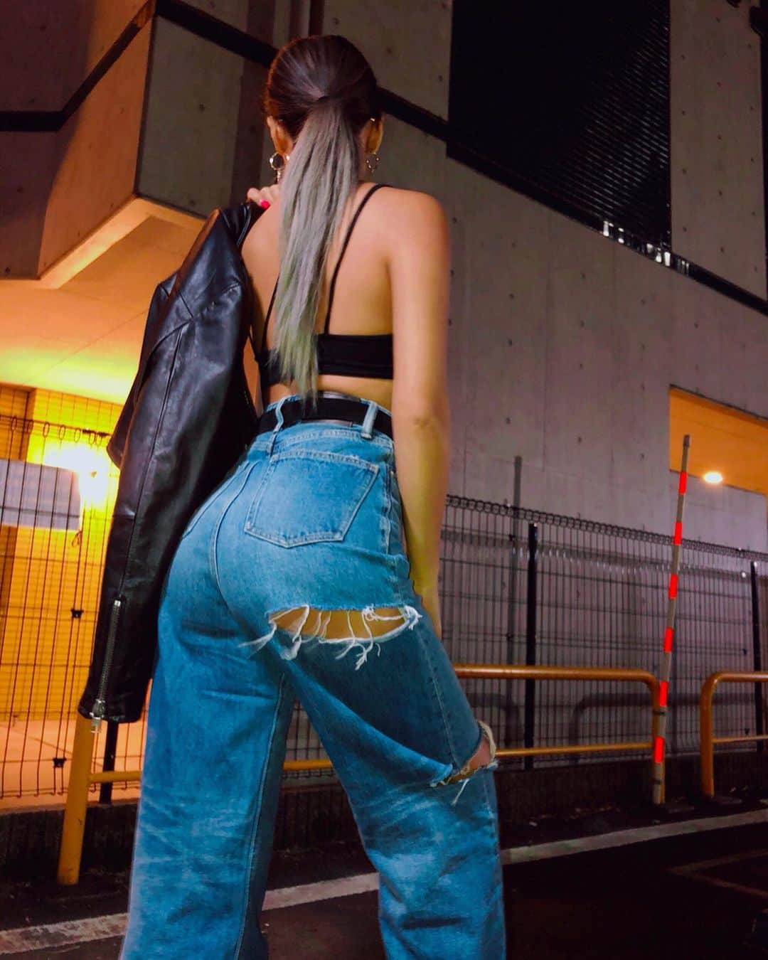 のインスタグラム：「🖤👖🖤👖🖤👖🖤👖🖤 . @spiralgirl_official の "SPIRAL DENIM"ラインで プロデュースさせてもらったデニム👖💙✨ . このデニムが1番お気に入りっ♡!!! . 大胆なスリットが本当にインパクトがあって 超クールで可愛いのっ\(//∇//)\💙✴︎゜ . 脚長効果も抜群👌💋 . . . #manyacode . #SPIRALDENIM #denim #fashion #instafashion #ootd #outfit」
