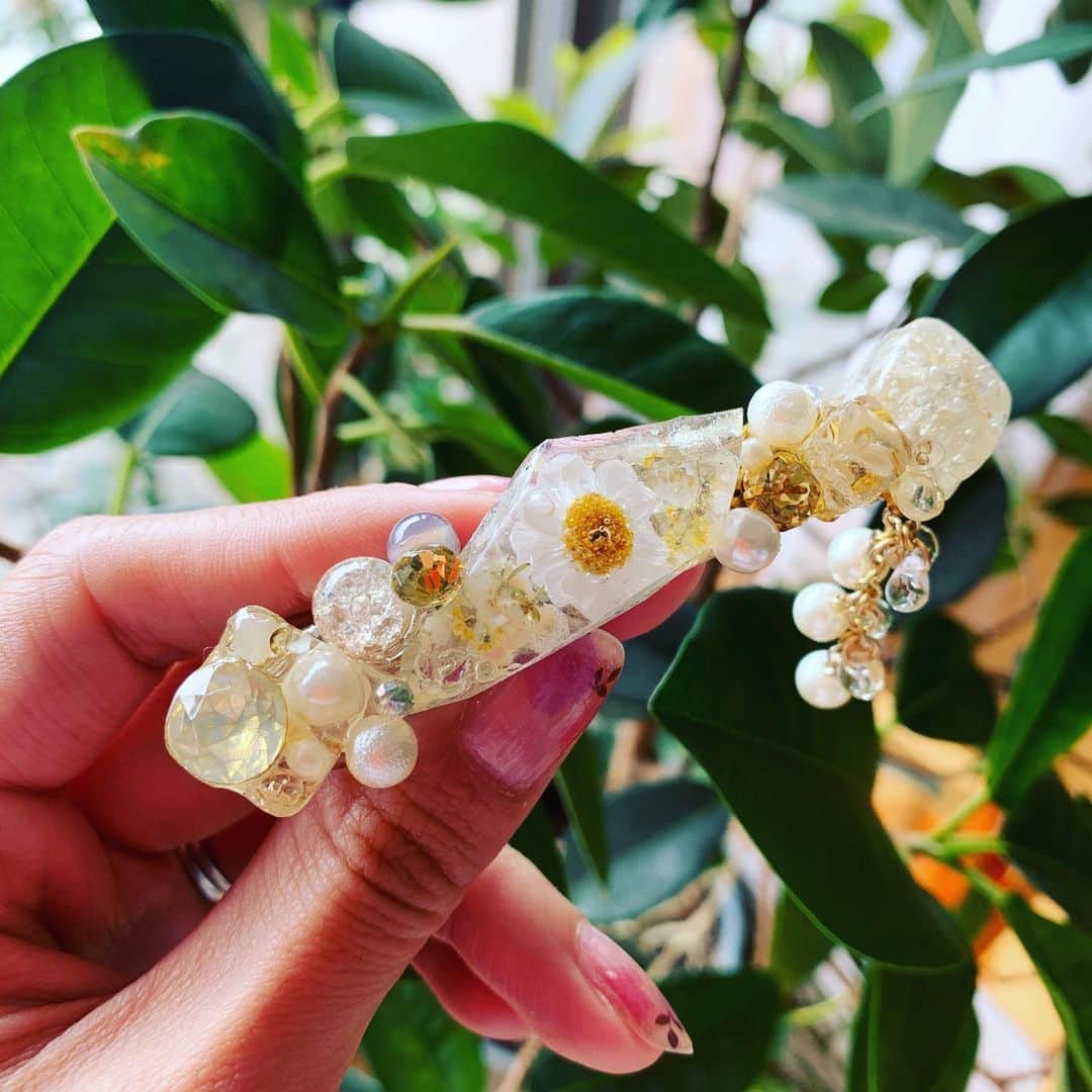 のインスタグラム：「友人の結婚式でつけるつもりだったのだけど落としてしまって壊れてつけられなかったヘアアクセ。  #handmade accessory #paperflower #HARE accessory#stone #自分用 #はなかんざし #非売品」