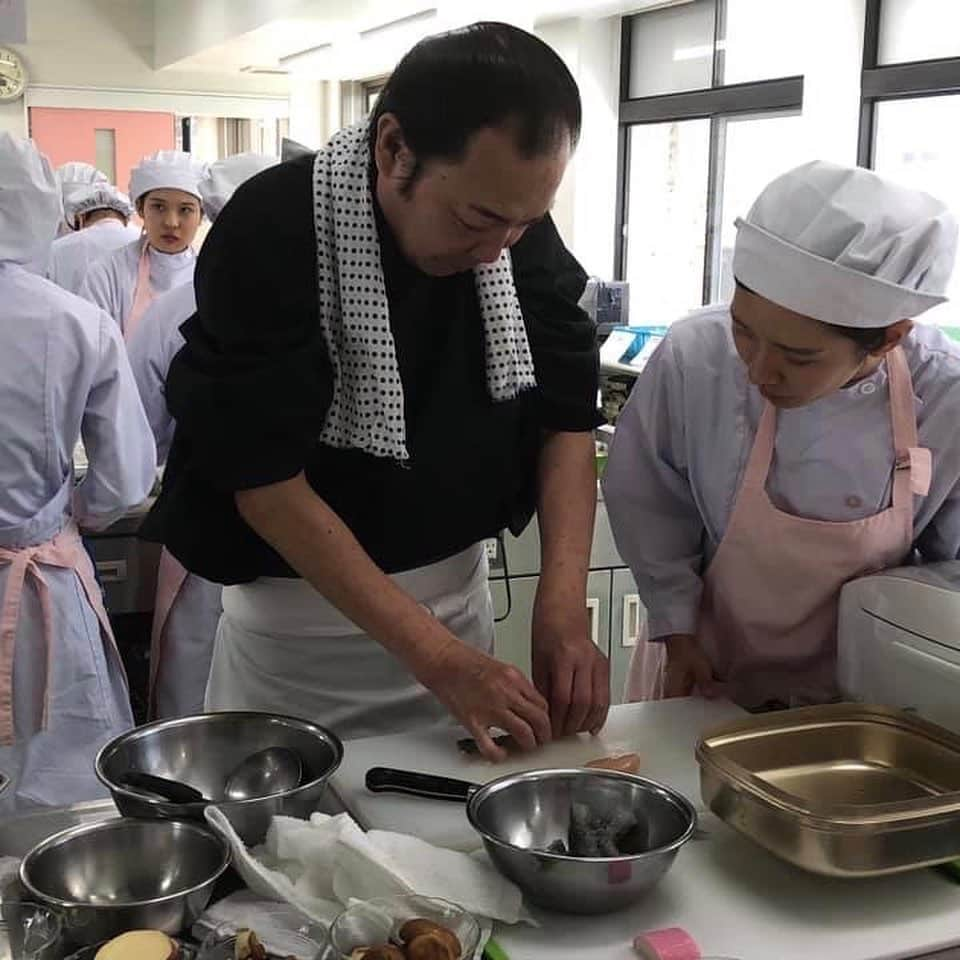 福岡女子短期大学さんのインスタグラム写真 - (福岡女子短期大学Instagram)「おはようございます。福岡女子短期大学です。 . 健康栄養学科では、【プロの料理人の指導で調理の腕を磨く！】ということで、現場で活躍する「和・洋・中」のプロの料理人を招いた調理実習を授業に取り入れます。 . １年生「基礎調理学実習」では、先日、日本料理のプロとしてホテル日航福岡より髙松幸治先生をお招きし「天ぷら」「茶碗蒸し」の調理実習を行いました。 . 髙松先生の熱心な指導で、学生もワンランク上の調理技術を学び日々の成長を実感しているようです。 . ========[ お知らせ ]======== . 新しい福岡女子短期大学の資料（2020大学案内📕学生募集要項）を無料送付中です。本学ホームページ📲（http://www.fukuoka-wjc.ac.jp/siryo.html）からお気軽に申し込みください🌟 . ========================= . 子ども学科/健康栄養学科 音楽科/文化教養学科 . 福岡女子短期大学 住所：‪‪‪‪福岡県太宰府市五条四丁目16番‬1号‬‬‬ tel：‪‪‪092-922-4034‬‬‬（代表） . #福岡女子短期大学 #健康栄養学科 #福岡女子短期大学健康栄養学科 #基礎調理学実習 #調理実習 #実習 #調理体験 #天麩羅 #天ぷら #お料理教室 #料理教室 #福岡県 #太宰府 #太宰府市 #栄養バランス #食 #栄養士 #栄養教諭 #フードスペシャリスト #健康管理士 #栄養学 #栄養士の卵 #栄養士さんと繋がりたい #料理上手になりたい #ig_cooking #instacooking #instafood #ig_campus #kitchenstage  #kitchenstyle」10月15日 10時24分 - fukuoka_wjc