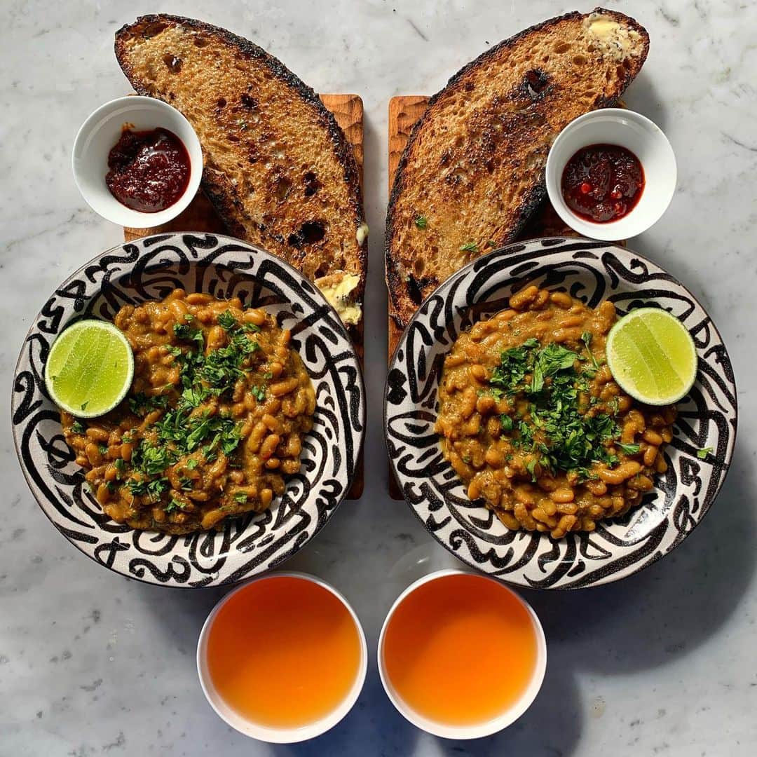 Symmetry Breakfastのインスタグラム：「Sarawak Laksa Beans? Yes! I used my leftover homemade Sarawak Laksa paste to make some baked beans, I used fagolet and followed the same basic principle as when making a noodle dish, adding just a touch of coconut milk. The result is a knockout! Served with lime and sambal and some buttered toast 👍🏼👍🏼 Pure joy #symmetrybreakfast #sarawak」