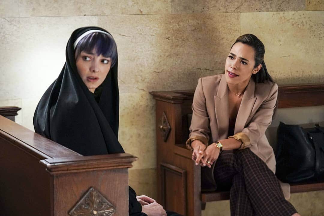 エマ・デュモンのインスタグラム：「Y'all ever wanted to know how I look as a nun? Well here ya go! Check out my girl @jcamacho and I slaying the courtroom on an all new @cbsallrise Monday, Oct. 21st (9:00-10:00 PM, ET/PT) on CBS! Woot woot! ❤❤❤ @cbstv」