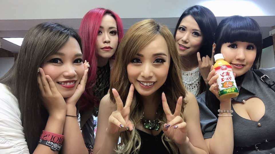 R!Nのインスタグラム：「松山サロンキティ 公演！ 私の地元、凱旋公演でしたが本当に本当に暖かい時間でした！  友人、両親、そして地元時代からのファンの方々も駆けつけてくれて、心から溢れ出るパワーで完全燃焼でした💥  また必ず帰ってくるけんね！ ありがとうございました😊 📷 by @andoaims  #松山 #サロンキティ #salonkitty #愛媛 #ehime #aldious #アルディアス #metal」