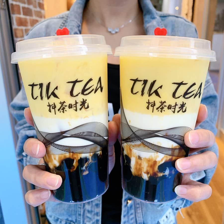 のインスタグラム：「【中野　TIKTEA】 10月16日、17日グランドオープン記念！ 半額キャンペーン😏 ㅤㅤㅤㅤㅤㅤㅤㅤㅤㅤㅤㅤㅤ 🏠#中野　#tiktea 🚶‍♂️中野駅徒歩4分 ㅤㅤㅤㅤㅤㅤㅤㅤㅤㅤㅤㅤㅤ TIKTEA中野店のグランドオープン！ 今の時期は期間限定でカボチャがでてるよ〜 ㅤㅤㅤㅤㅤㅤㅤㅤㅤㅤㅤㅤㅤ カボチャはどろっとしてる系ではないけど、舌触りが見た目より濃厚でおいしい。黒糖の味が強めだからカボチャ味はちょい弱め。 ㅤㅤㅤㅤㅤㅤㅤㅤㅤㅤㅤㅤㅤ 飲んだ感じおいもっぽい感じだった。 見た目もいいし、期間限定だから気になったら飲んでみ〜 ㅤㅤㅤㅤㅤㅤㅤㅤㅤㅤㅤㅤㅤ (ちなみにオレのわがままによりもっと濃いのも開発中みたい😛) ㅤㅤㅤㅤㅤㅤㅤㅤㅤㅤㅤㅤ ㅤㅤㅤㅤㅤㅤㅤㅤㅤㅤㅤㅤㅤ 半額の対象商品はタピオカミルクティー系メニューとタピオカ黒糖ミルクラテ系メニュー！ メニュー表載せてたからチェック！ ㅤㅤㅤㅤㅤㅤㅤㅤㅤㅤㅤㅤㅤ ここのお店で一番オススメはハーゲンダッツの抹茶！粉っぽさないし甘めの抹茶好きにまじオススメ〜 ㅤㅤㅤㅤㅤㅤㅤㅤㅤㅤㅤㅤㅤ ㊙️10月18日 〜 10月22日㊙️ りょうくん割 で全商品100円割引 フォロー画面を見せてね！ ㅤㅤㅤㅤㅤㅤㅤㅤㅤㅤㅤㅤㅤ ■営業時間　11:00-22:00 ■住所　東京都中野区新井1丁目９番４号フィル・パーク中野1階」