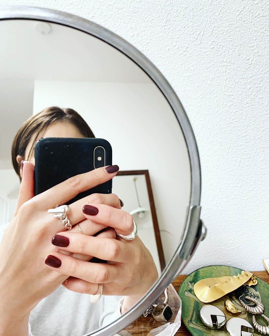 のインスタグラム：「Nail Change💅 4色を混ぜてオリジナルカラーを作って頂きました。 何とも言えないBrownBordeaux いつも、ありがとう @gite_hair  #カットカラー中にネイル #髪も少し切りました」