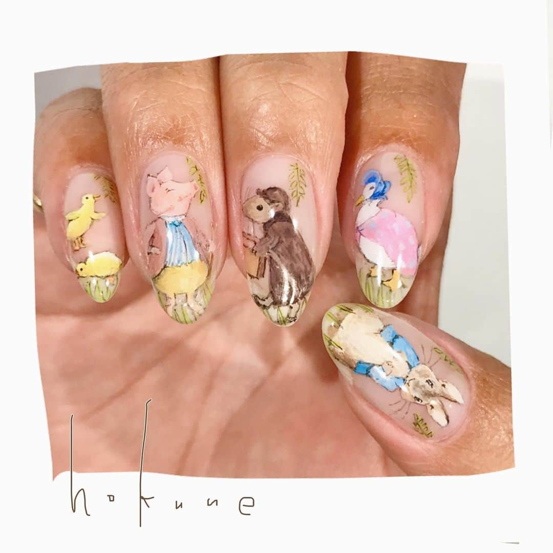 北欧ネイルサロンのインスタグラム：「#ピーターラビット 🐰 . #Peterrabbit 🐇 . #絵本ネイル #ピーターラビットネイル　#vanityprogects #ウサギネイル #絵本 #childbooks #動物ネイル #pignails  #gelnails #handpainted #nailart  #光療 #凝膠指甲 #光療指甲 #凝膠 #光療凝膠  #手繪 #naildesign #美甲工作室 #手繪光療 #凝膠美甲 #naildesign #japanesenail #美甲設計」