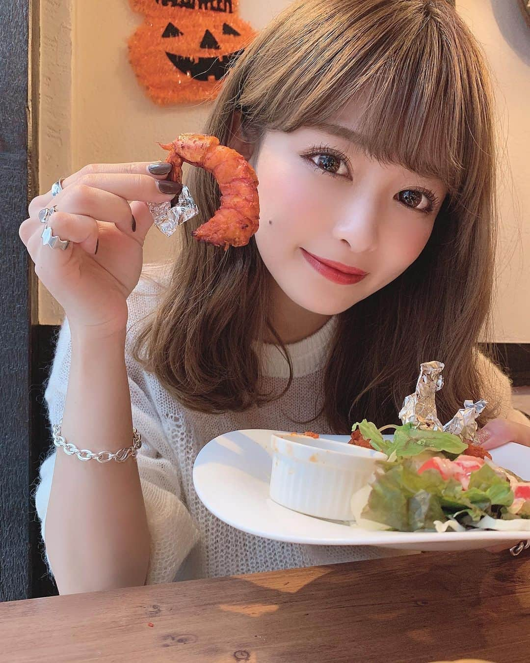 りなてぃさんのインスタグラム写真 - (りなてぃInstagram)「﻿ TOBEFRESH Presents﻿ ﻿ ﻿ 「美味しいものを食べてニオイは消えるのか？実験！」に﻿ 参加してきましたぁ〜！﻿ ﻿ ﻿ 美味しいものだいっすきだけど﻿ 臭うものほど、おいしいよね🙊💓（笑）﻿ ﻿ ﻿ TOBEFRESHは本当に口臭が消せるのか？ということで... トムボーイカフェに行ってきました﻿！ 注文したのはニオイが残りそうなガーリックシュリンプ🍤 ﻿ いざ実食！！！﻿ ﻿ ﻿ 食べたあとブレスチェッカーで測定したら﻿ なんと５...😨（笑）﻿ ﻿ そのあとTOBEFRESH したら0になるという﻿ もう絶大なる信頼感（笑）﻿ ﻿ ﻿ TOBEFRESHにはヒノキチオールが入ってて﻿ ニオイの成分を分解、殺菌してくれるんだって！！﻿ ﻿ ﻿ これで、怖いものなしで美味しいもの食べれる🤤💓﻿ ﻿ ﻿ ﻿ ﻿ #TOBEFRESH #トゥービーフレッシュ﻿ #口臭ケア #マウススプレー #マウスウォッシュ﻿ #歯磨き #エチケット #口臭予防 #オーラルケア﻿ ﻿#トムボーイカフェ渋谷 #PR」10月15日 10時36分 - rinatea_25