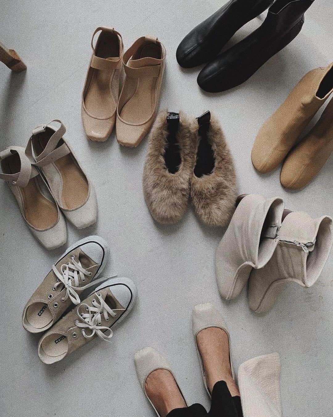 JUNNAのインスタグラム：「👞🥿👢👟 撮影の日... 見下ろすとスタッフみんな足元。 トーンまで整ってる🤭 コンバースは　@edamame.38 もふもふは　@sonekana  10月17日19:00発売の新作が @etretokyo  HPにて公開中です。 ・ ・ ・ #2019etreAW #converse #only #etretokyo#etretokyoselect #boots #pippichic #スニーカー #スニーカー女子#カジュアル #カジュアルコーデ #カジュアルファッション #くつ #シューズ #靴#ブーツ #靴好き#ベージュ #ベージュカラー #ベージュコーデ #バレエシューズ#コンバース#置き画倶楽部 #置き画」