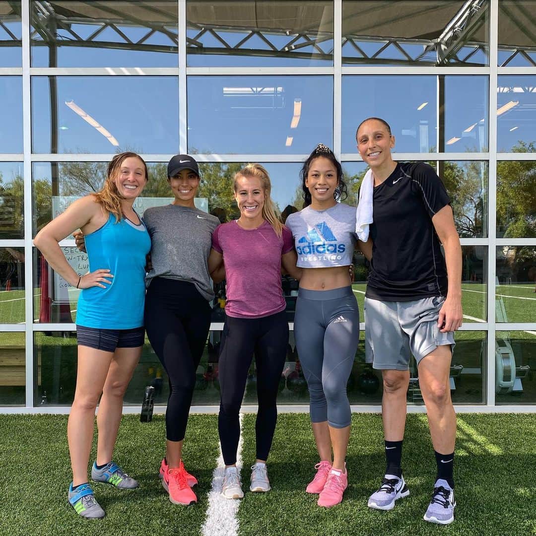 シャイエン・ウッズのインスタグラム：「Training group goals!  Great start to my week training with these bad ass women today at @team_exos!  Thanks @nataliekollars 💪🏽」