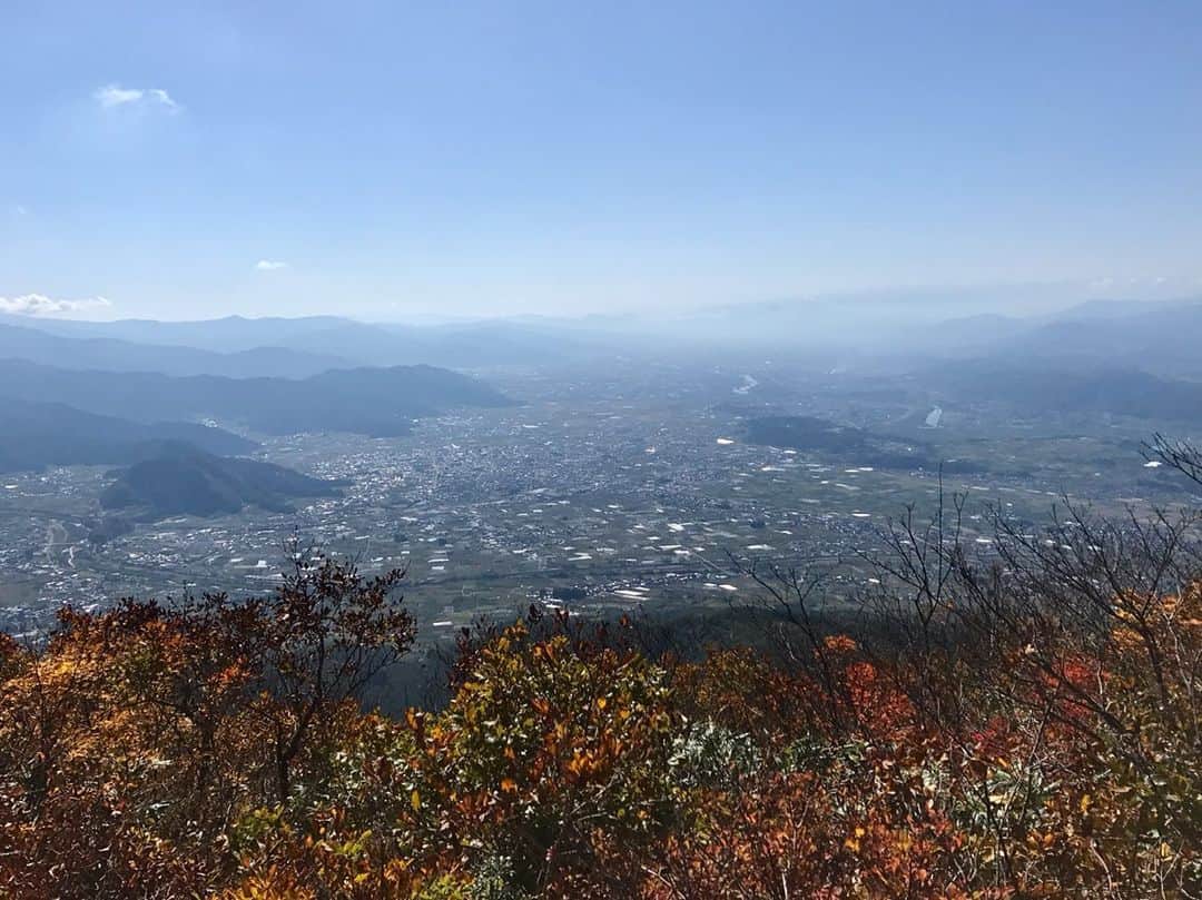 のインスタグラム：「去年の今頃 長野県の高社山山頂からの写真です ぐるり360度の素晴らしい景色 ・ 悠々と流れる千曲川 輝く田畑と家々の屋根 それを囲む山々 ・ 日本の「ふるさと」そのもののように感じ 眺めているだけで幸福な気持ちになりました ・ ・ 日が経つにつれ明らかになる各地の台風の影響の大きさに さまざまなことを思い、考えています ・ 被害に遭われた方々の穏やかな日常がはやく戻るよう願い 私に出来ることをしていきます」
